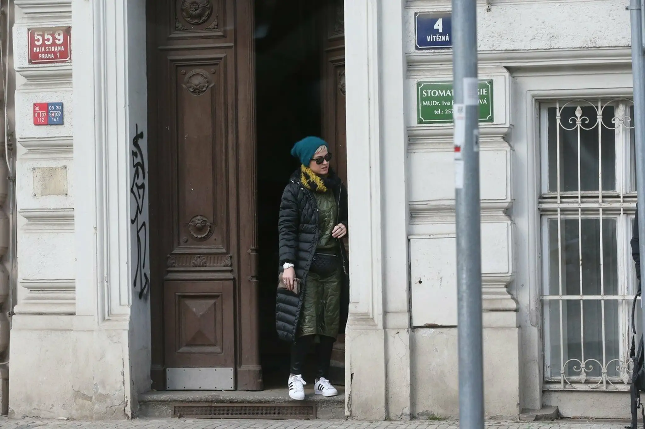 Katy Perry vychádzala z hercovho prenajatého bytu. 