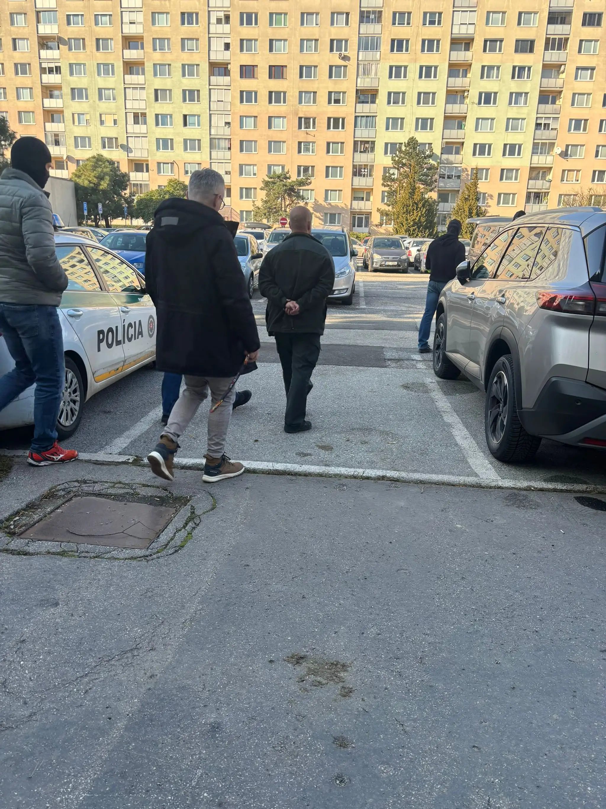 Obvinený policajt v putách.