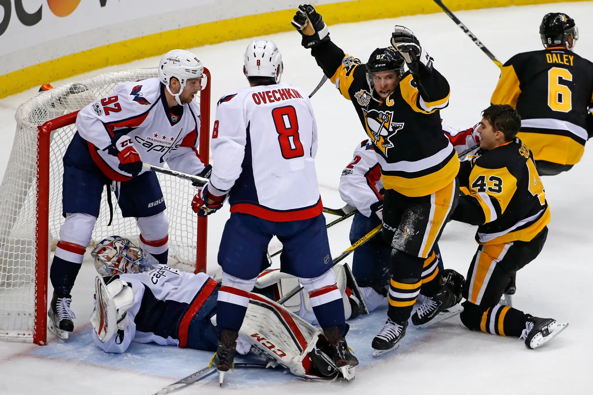Sidney Crosby oslavuje víťazný gól proti Washingtonu Capitals.