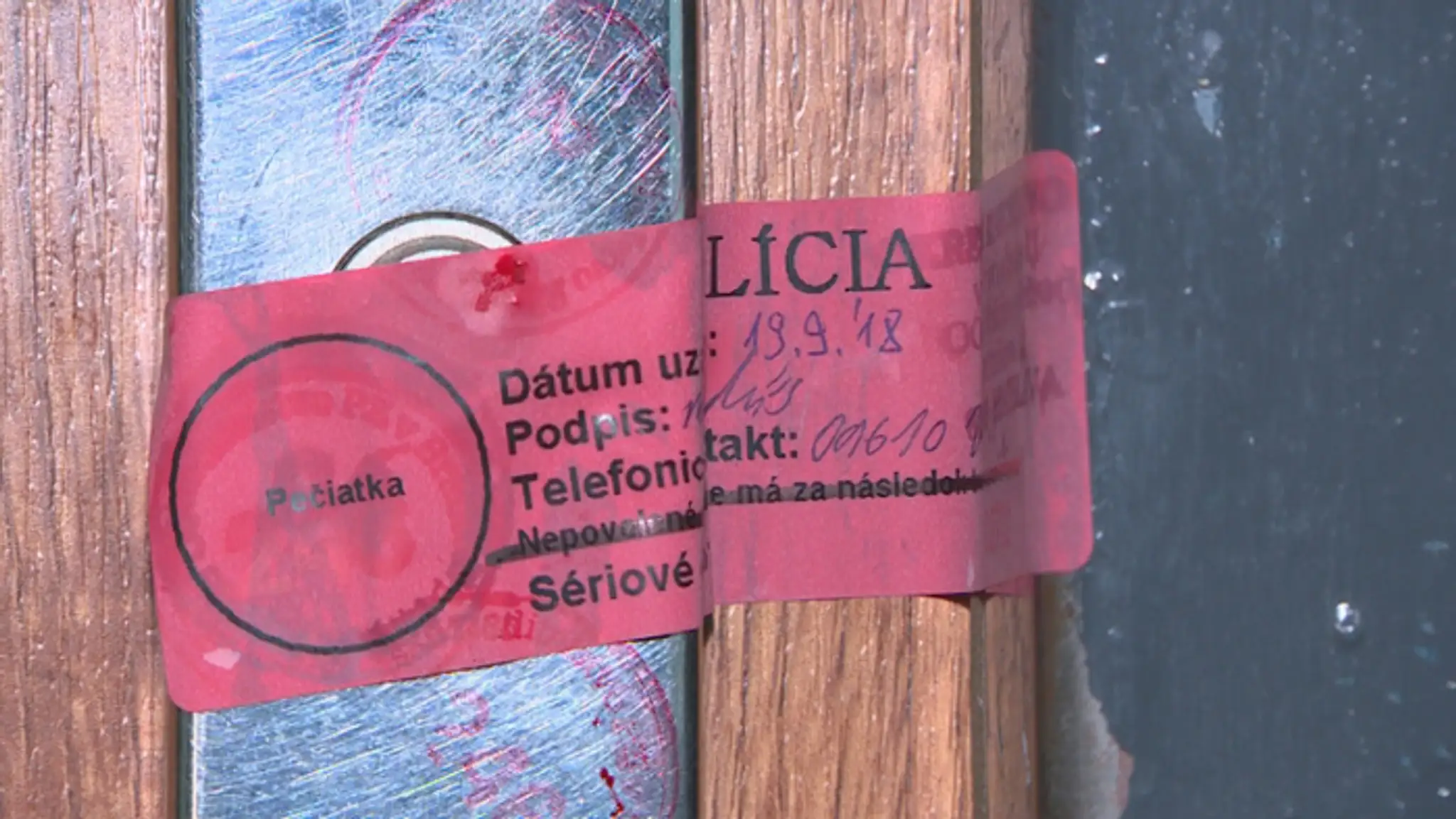 Zapečatený byt, v ktorom našli mŕtvu 65-ročnú ženu.