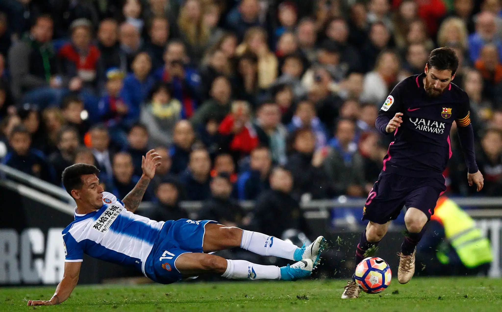 Lionel Messi uniká Hernanovi Perézovi.