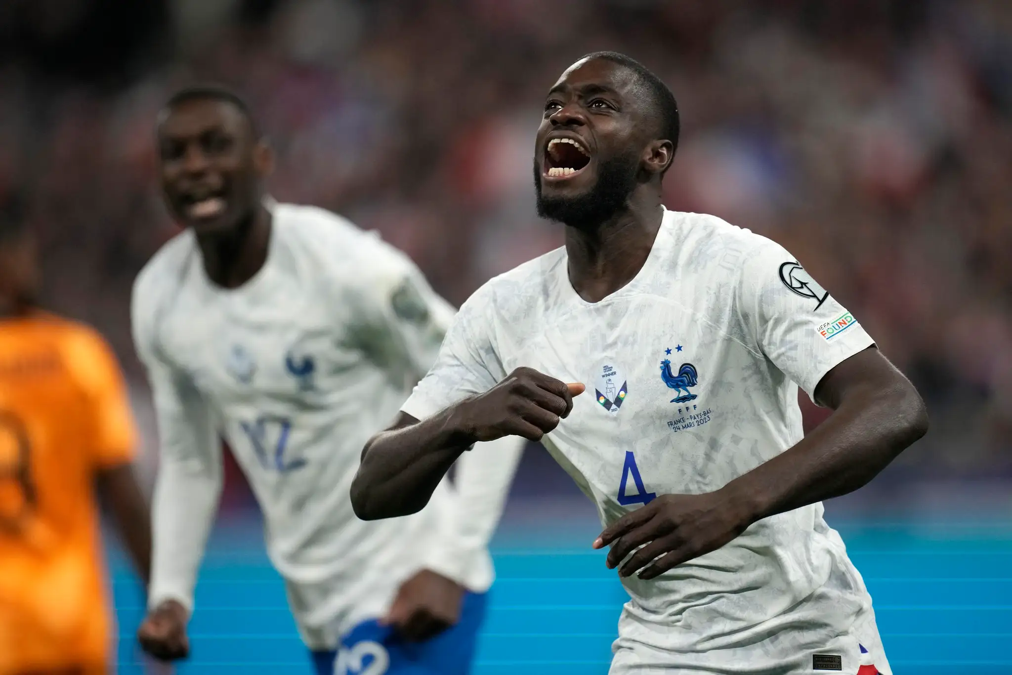 Francúz Dayot Upamecano oslavuje gól v kvalifikácii ME 2024 proti Holandsku.