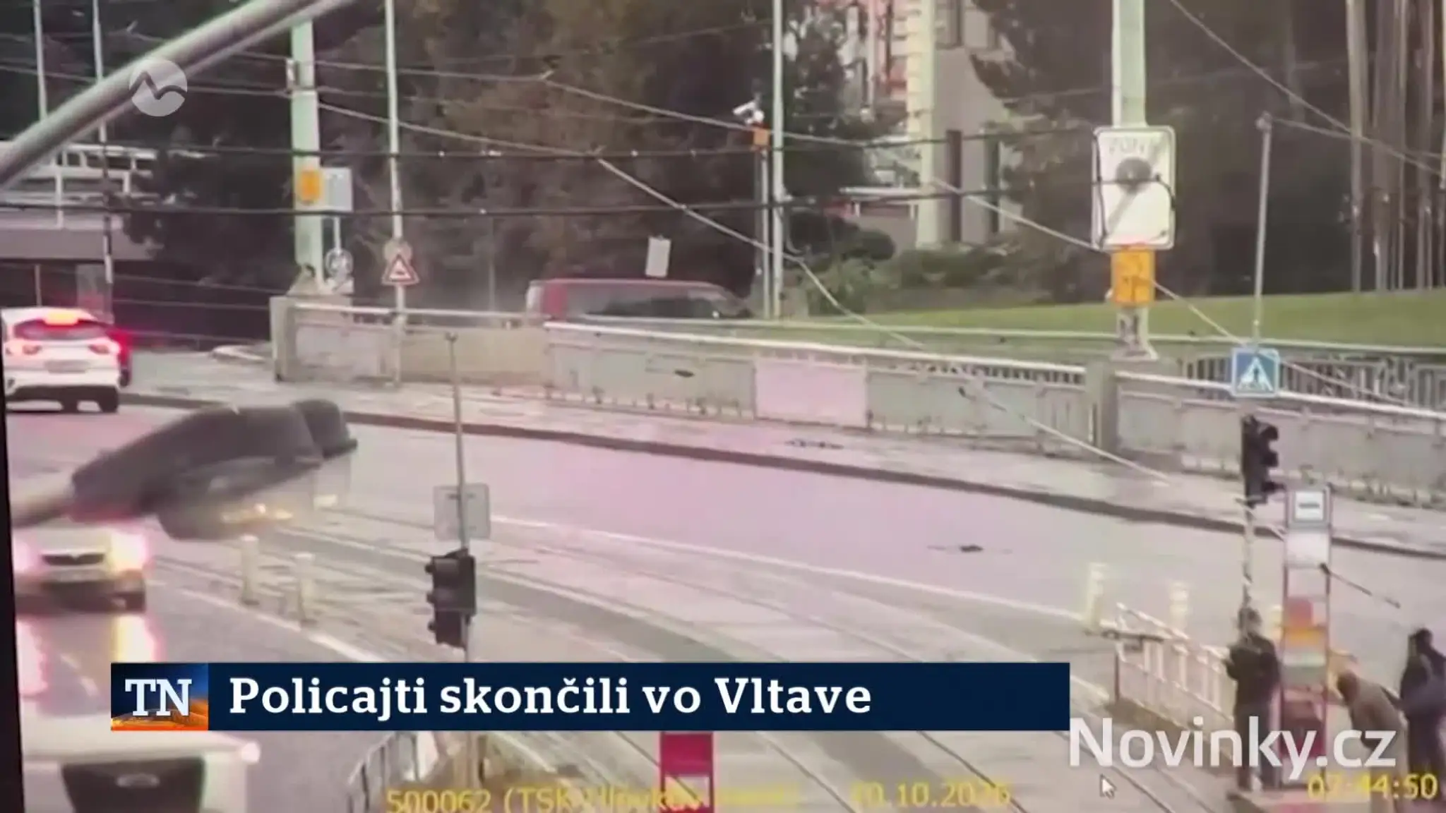 2026-10-10-TN-10-Policajti-skoncili-vo-vltave