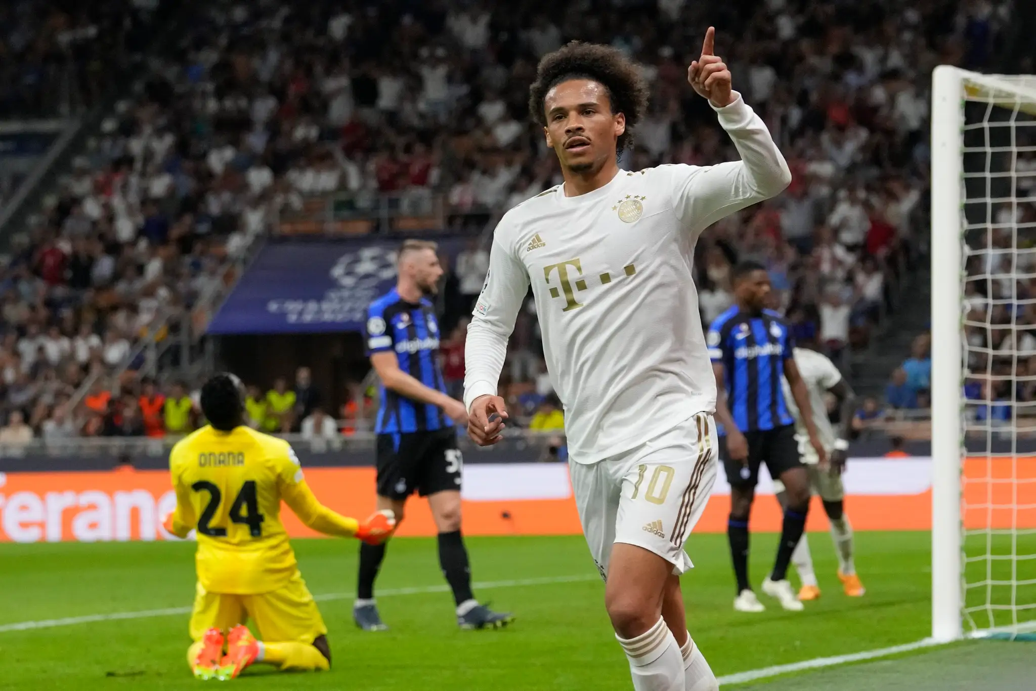 Leroy Sané z Bayernu oslavuje gól v LM na pôde Interu Miláno.