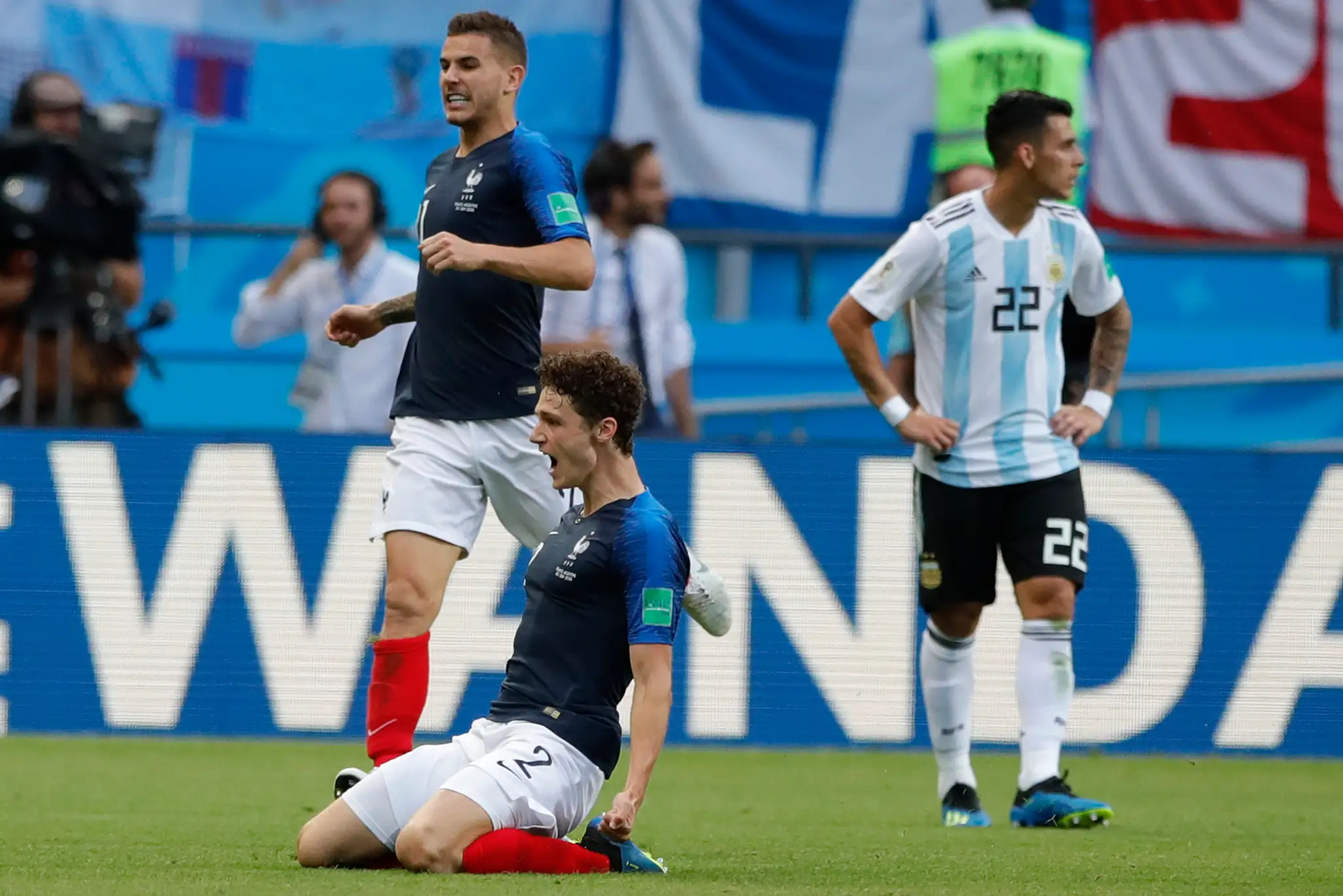 Francúz Benjamin Pavard sa teší zo svojho gólu v osemfinále MS 2018 proti Argentíne.