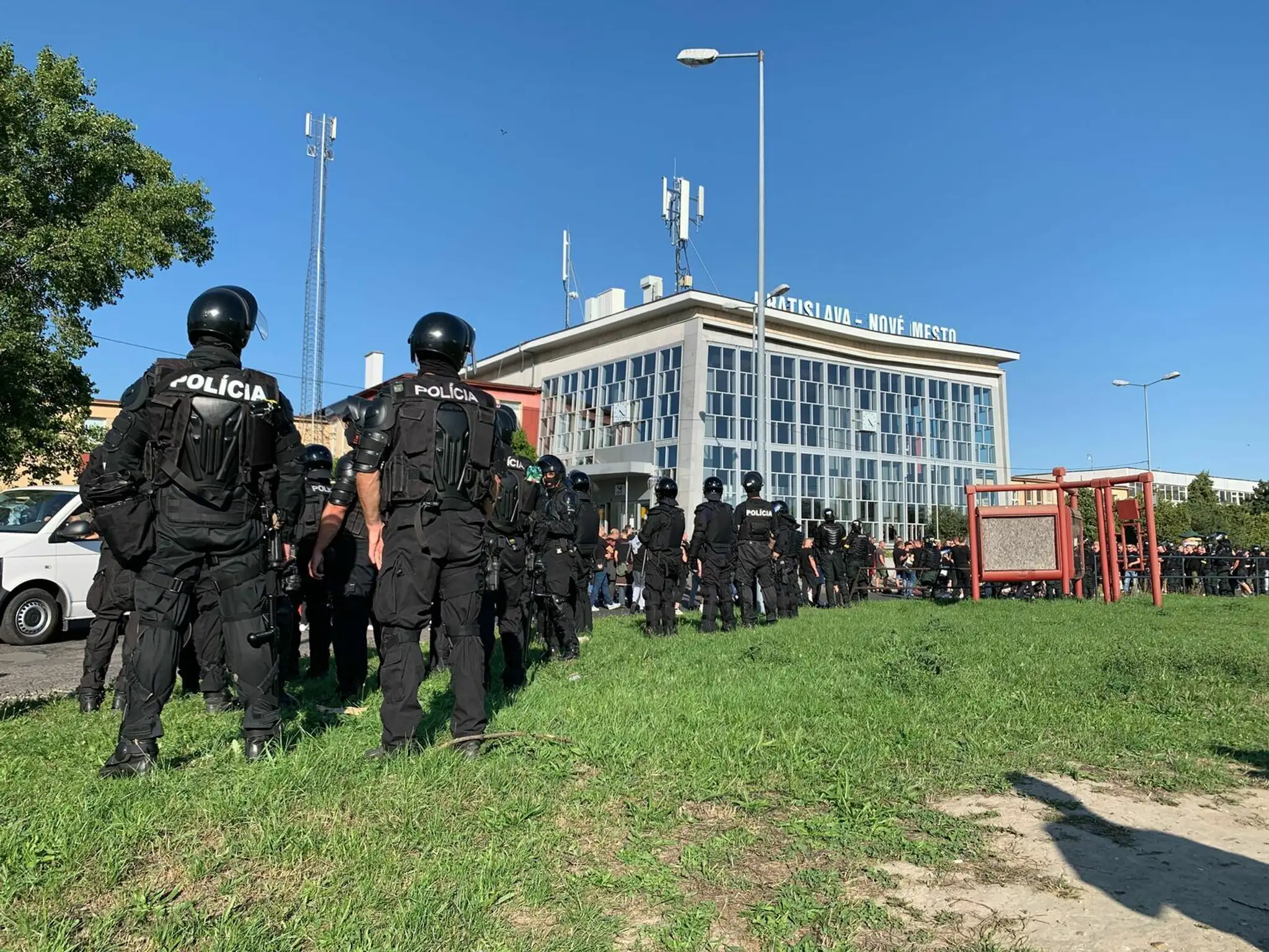 Fanúšikovia Trnavy v Bratislave.