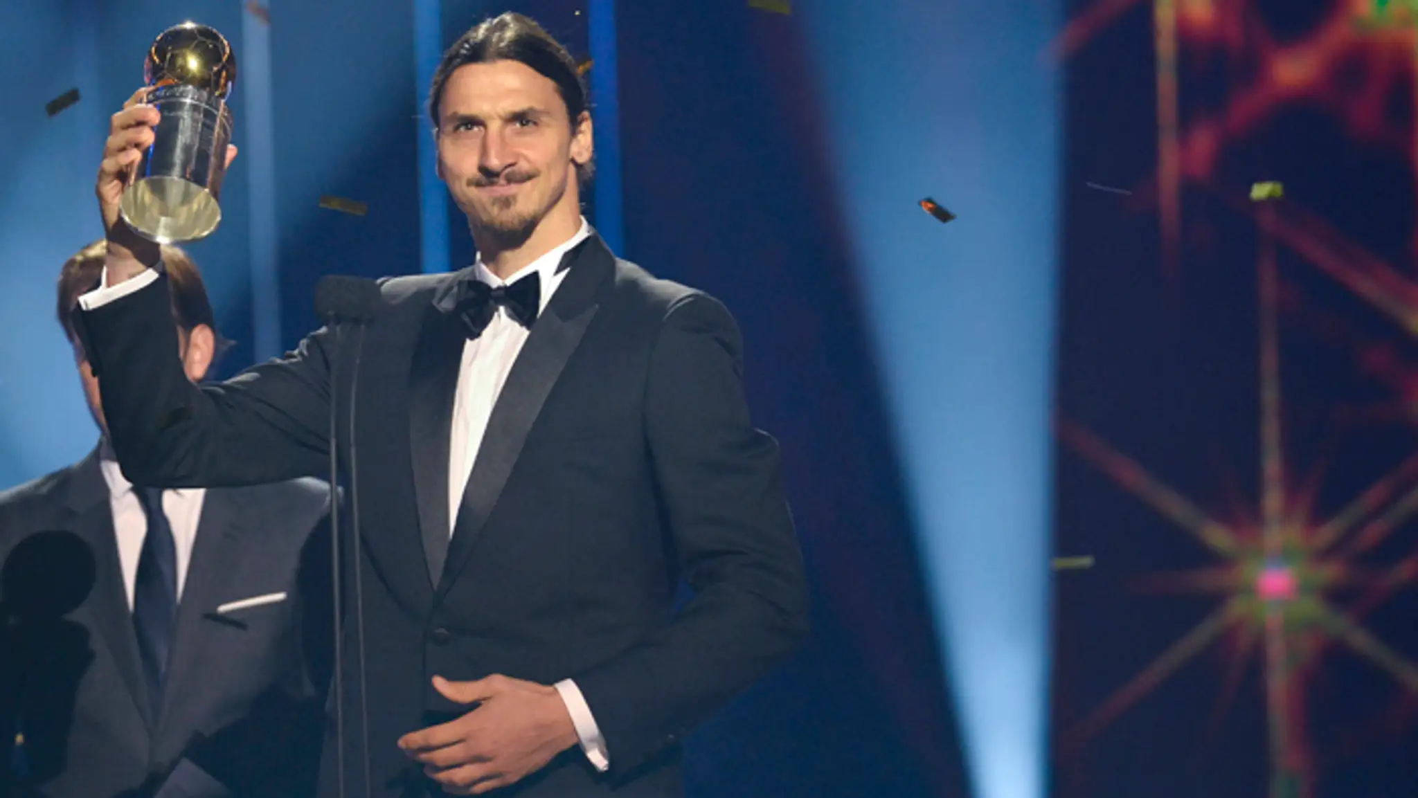 Zlatan Ibahimovič s trofejou pre najlepšieho švédského hráča.