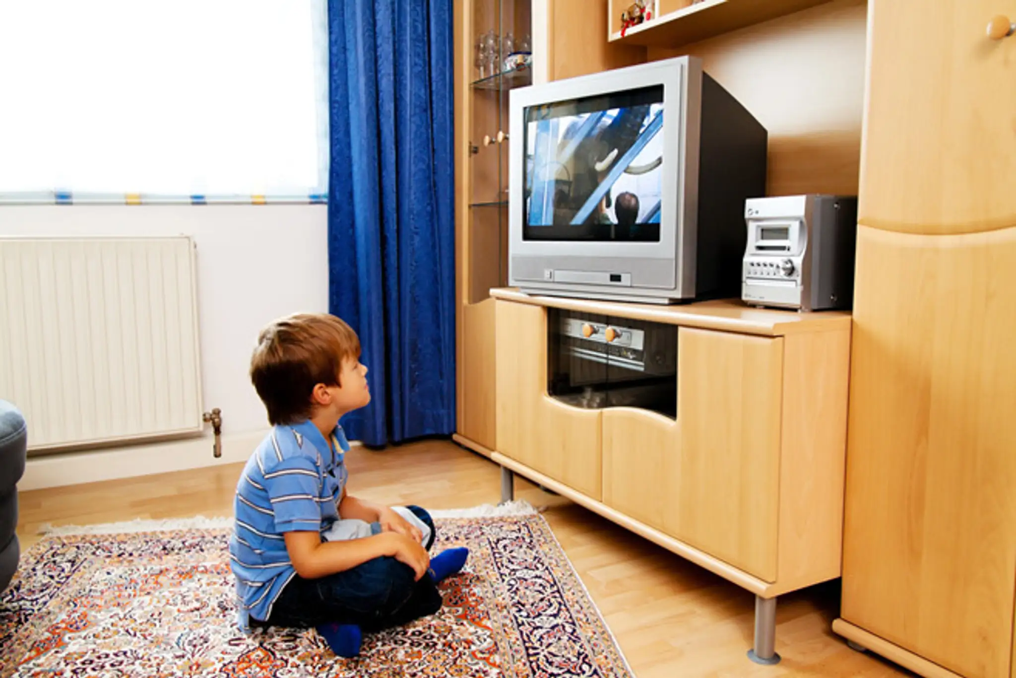 Dieťa pozerá televízor - 2