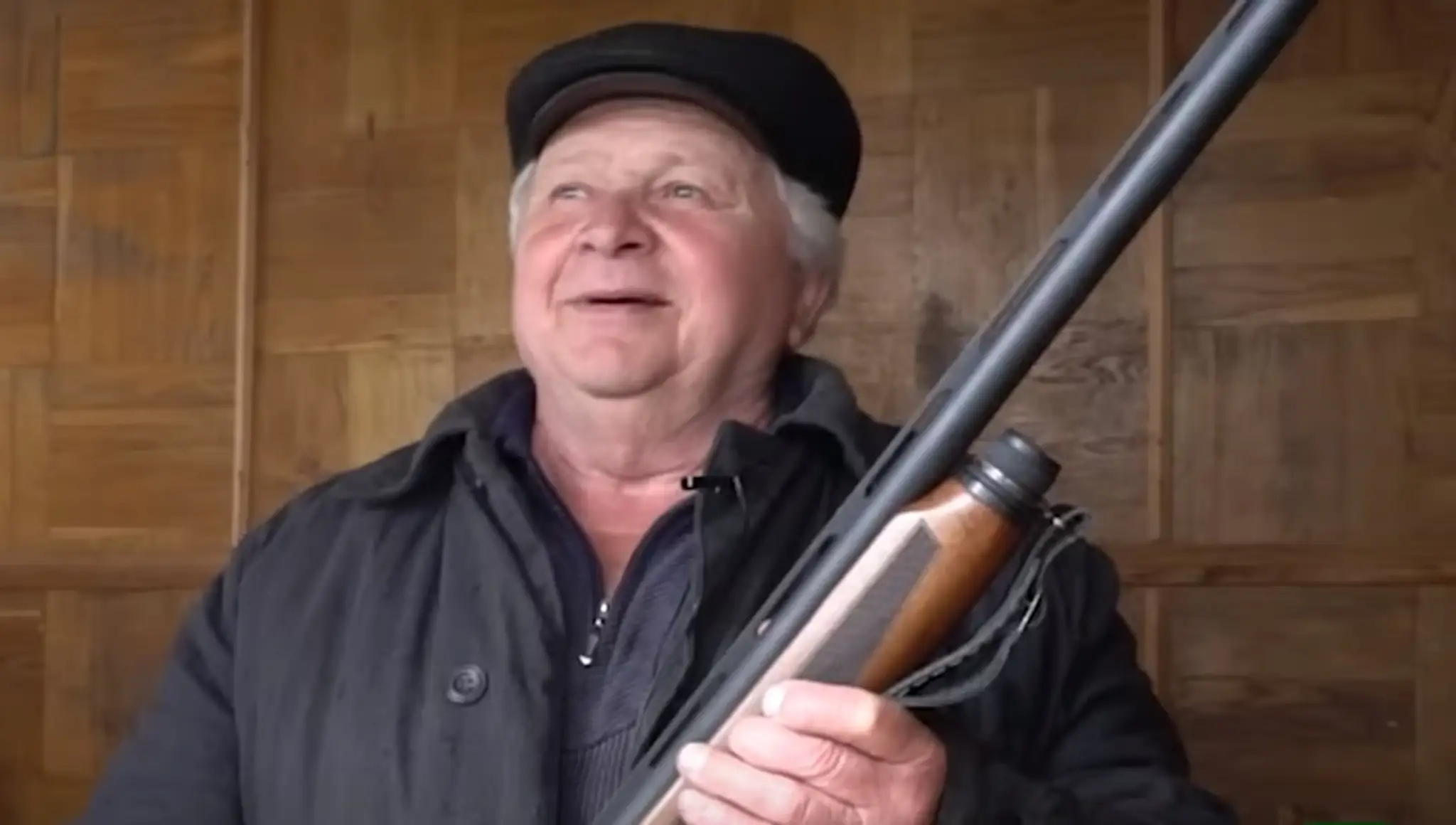 Valeryj Fedorovič s puškou, ktorou údajne zostrelil ruský bombardér.