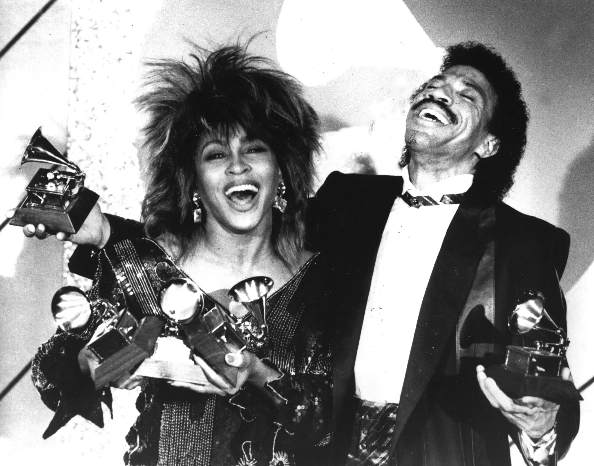 Na archívnej snímke z 27. februára 1985 Tina Turnerová a Lionel Richie pózujú s piatimi hudobnými cenami Grammy v Los Angeles.