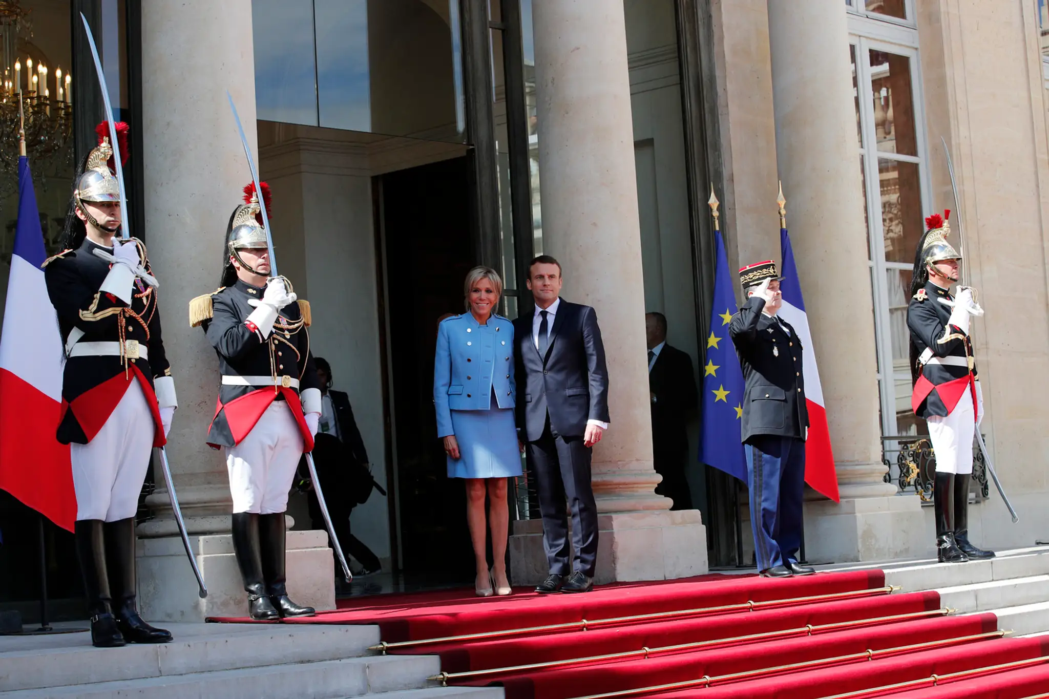 Emmanuel Macron sa oficiálne ujal úradu prezidenta