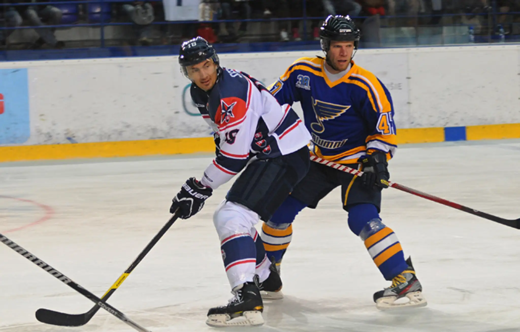 Ľuboš Bartečko (vpravo) a Miroslav Šatan počas prvého exhibičného zápasu medzi St. Louis Blues Alumni a Slovak Stars