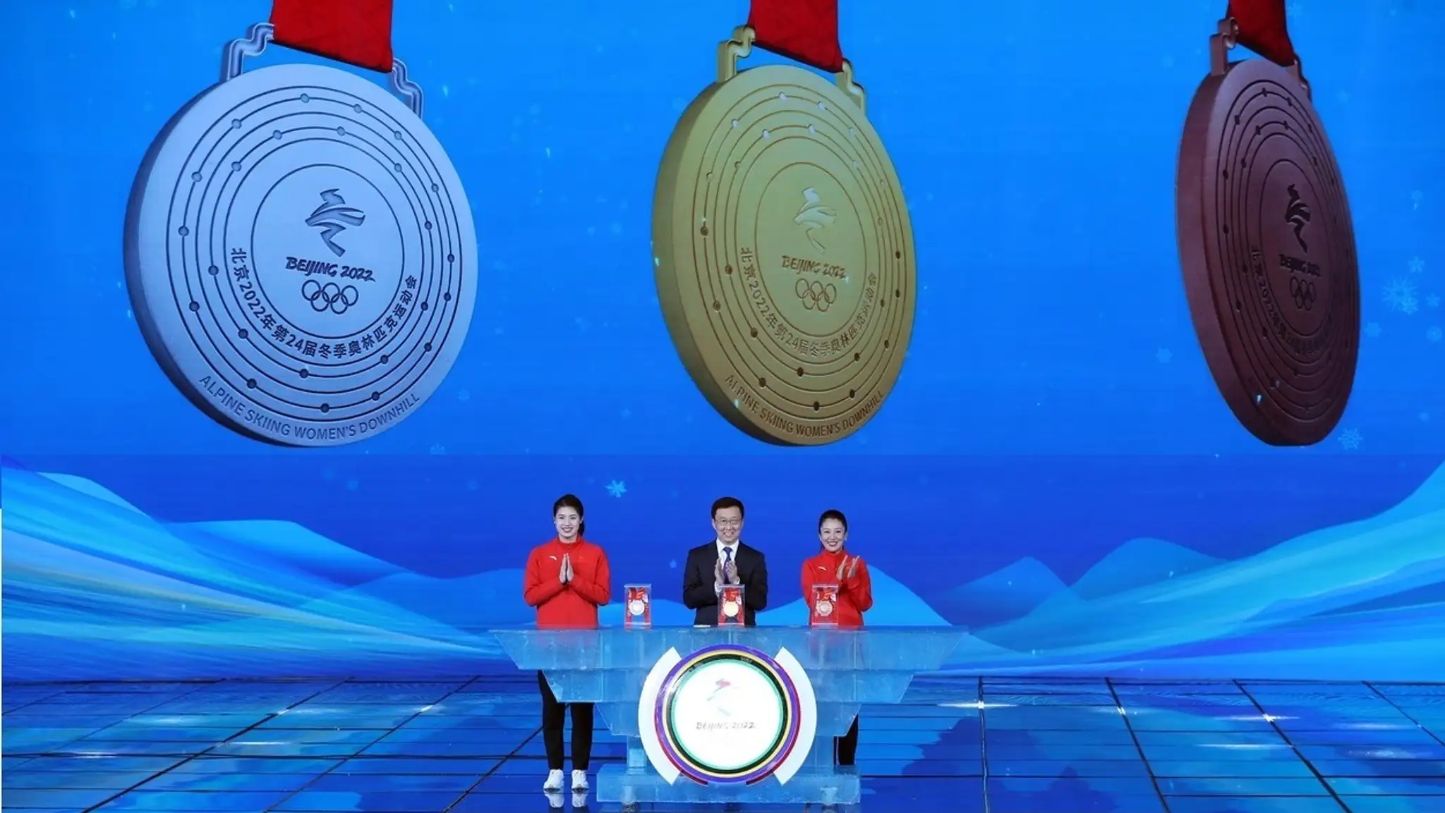 Organizátori zimných olympijských hier v Pekingu predstavili medaily.