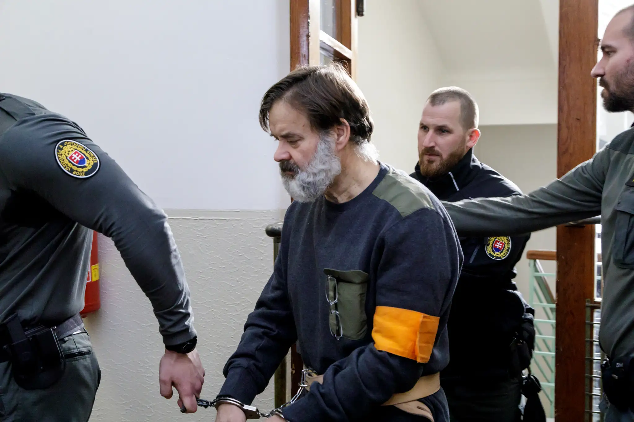 Dušan Dědeček odchádza v sprievode členov Zboru väzenskej a justičnej stráže prichádza zo súdnej siene.