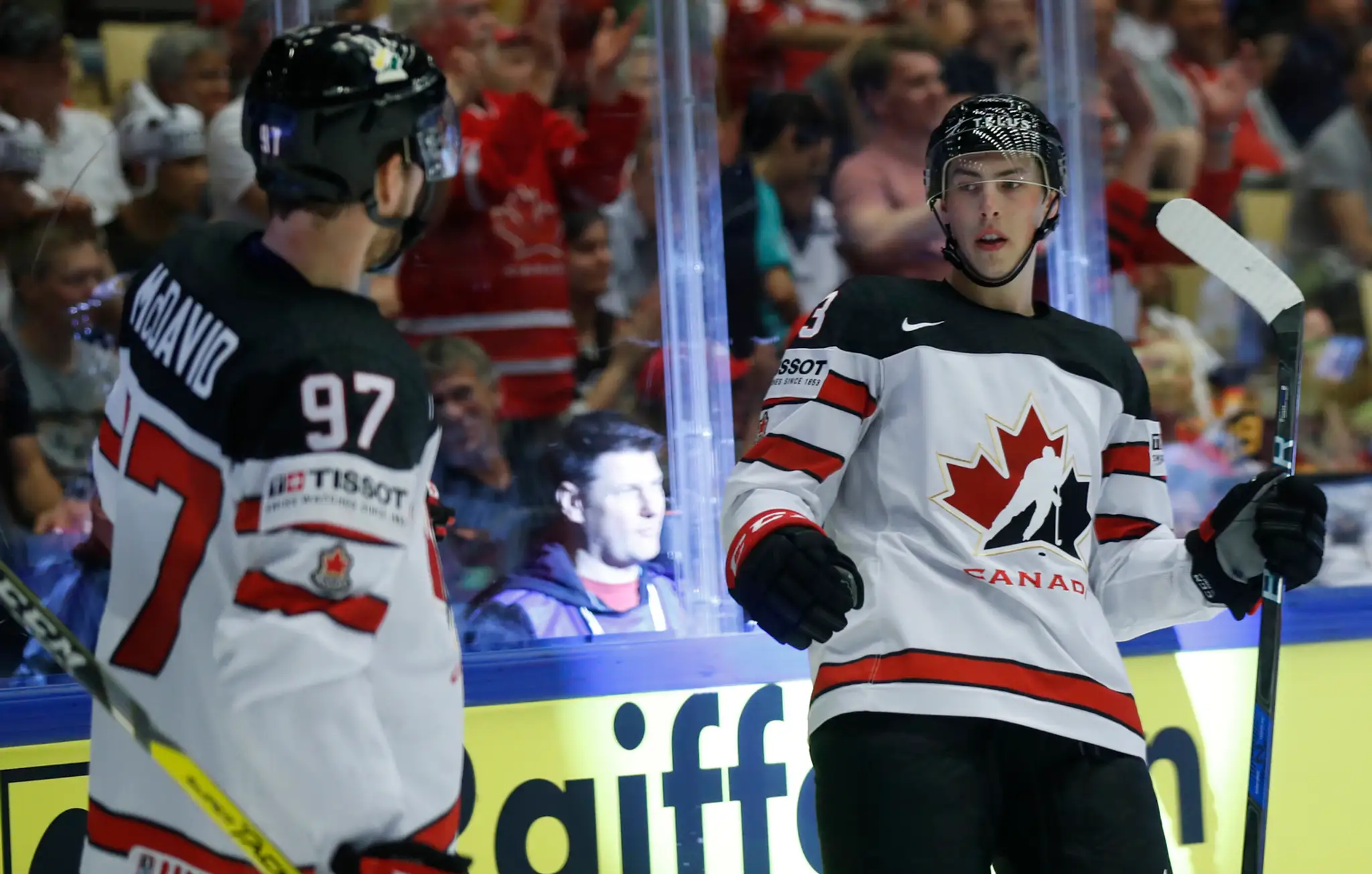 Ryan Nugent-Hopkins z Kanady oslavuje gól so spoluhráčom Connorom McDavidom v dueli na MS 2018 proti Nemecku.