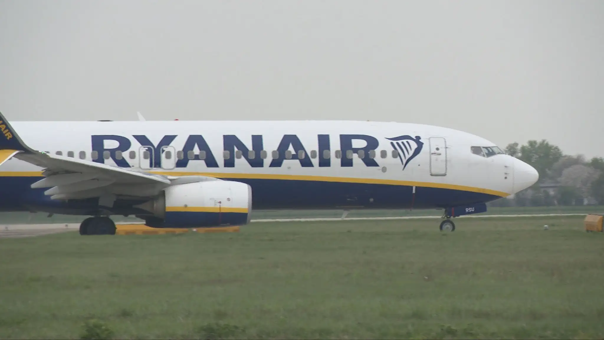 Ryanair zníži počet lietadiel na viedenskom letisku a pozastaví desať liniek.