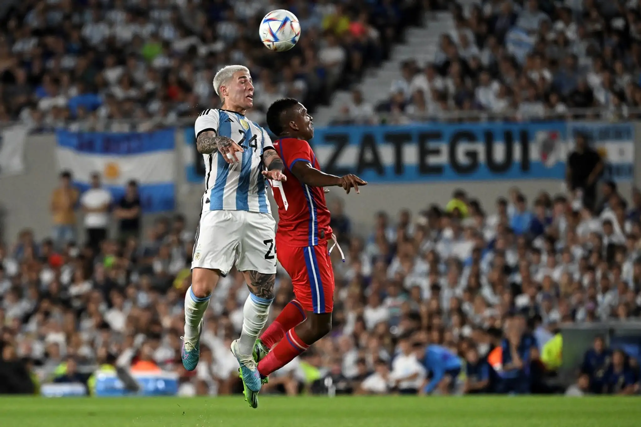 Gilberto Hernandéz v súboji s Enzom Fernandézom