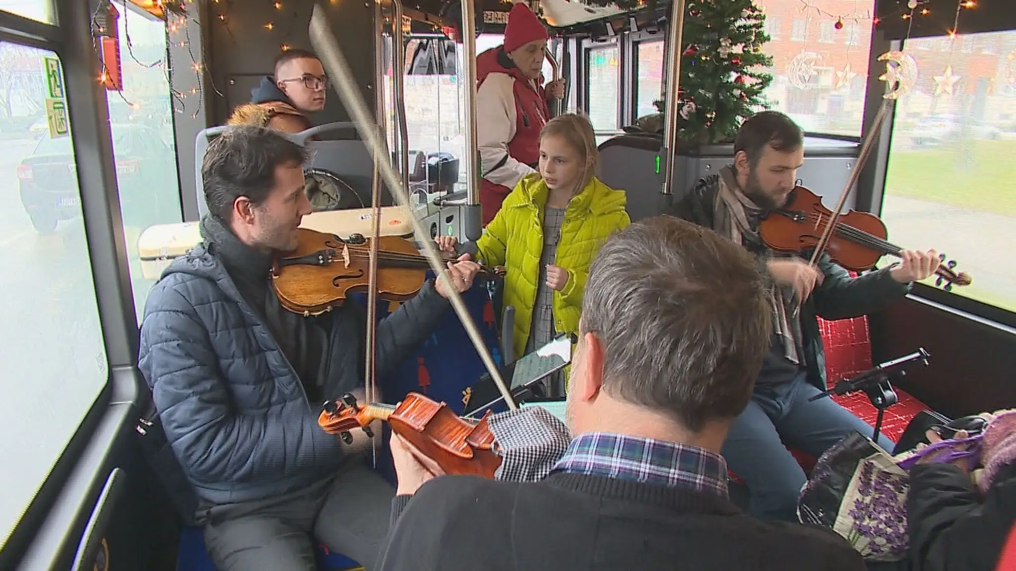 Muzikanti v autobuse.