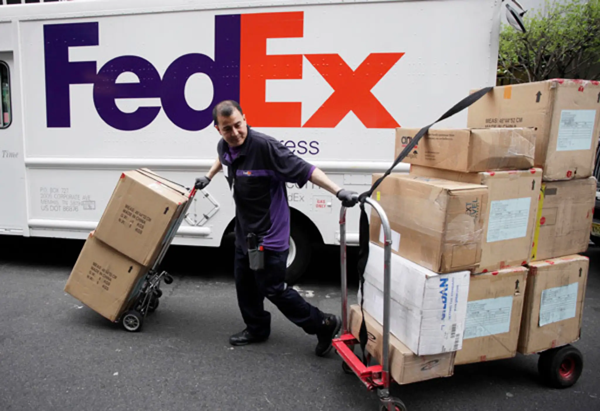 Zamestnanec americkej zásielkovej spoločnosti FedEx roznáša balíky v New Yorku. 
