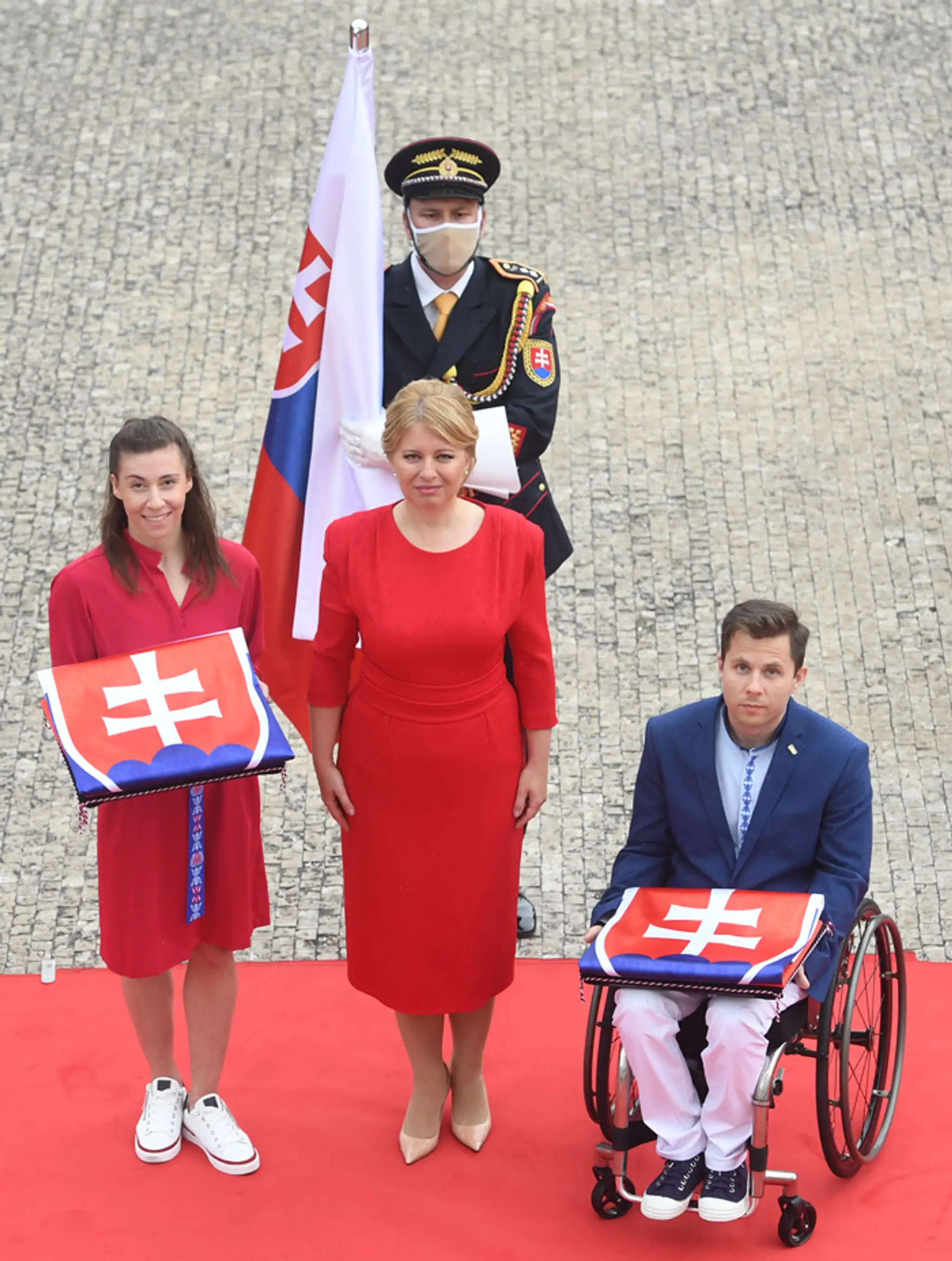 Prezidentka Zuzana Čaputová s gymnastkou Barborou Mokošovou a paralympionikom v streľbe Radoslav Malenovský. 