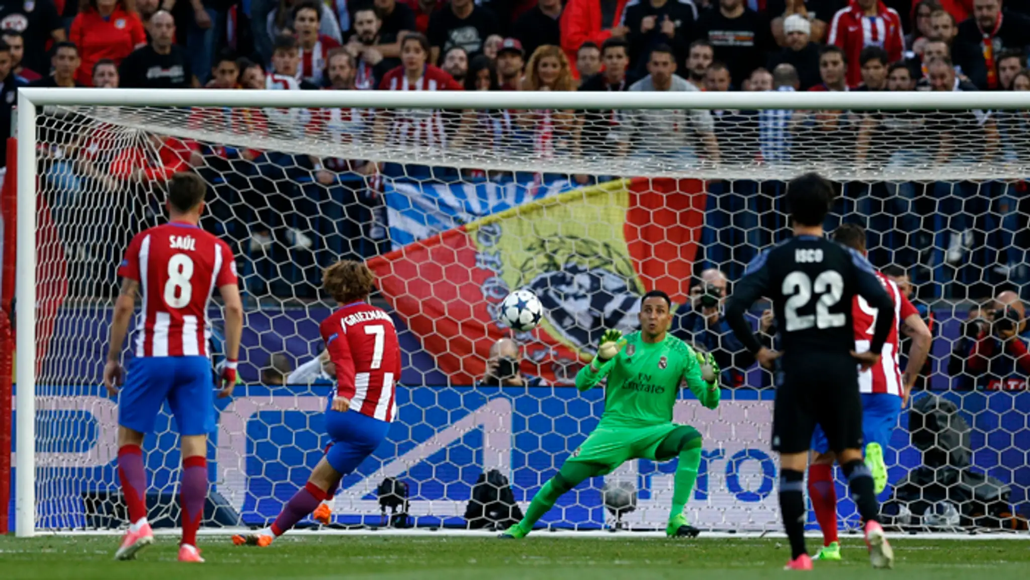 Antoine Griezmann strieľa gól do bránky Realu Madrid v odvete Ligy majstrov.