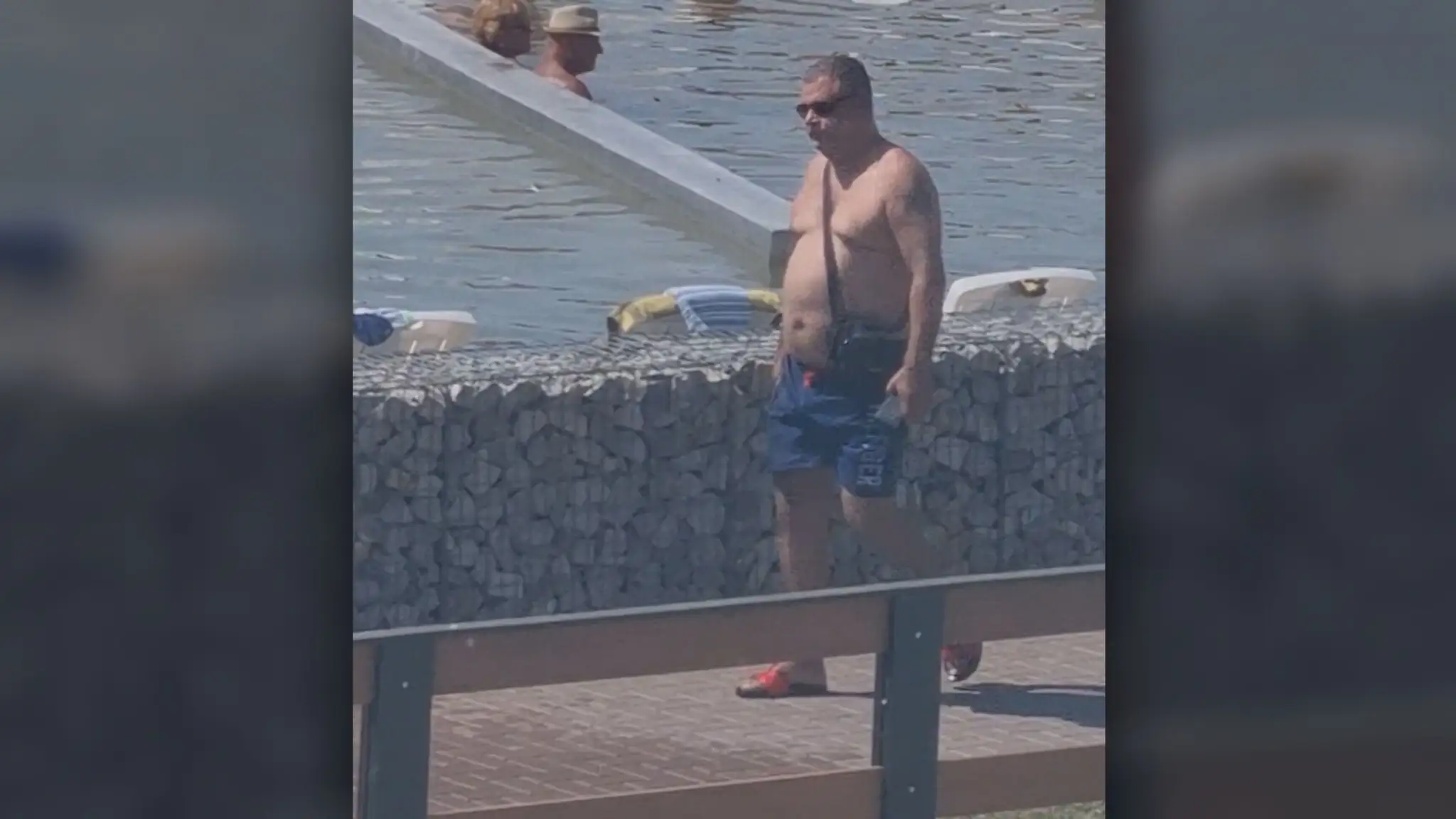 Obžalovaný Rácz na kúpalisku.