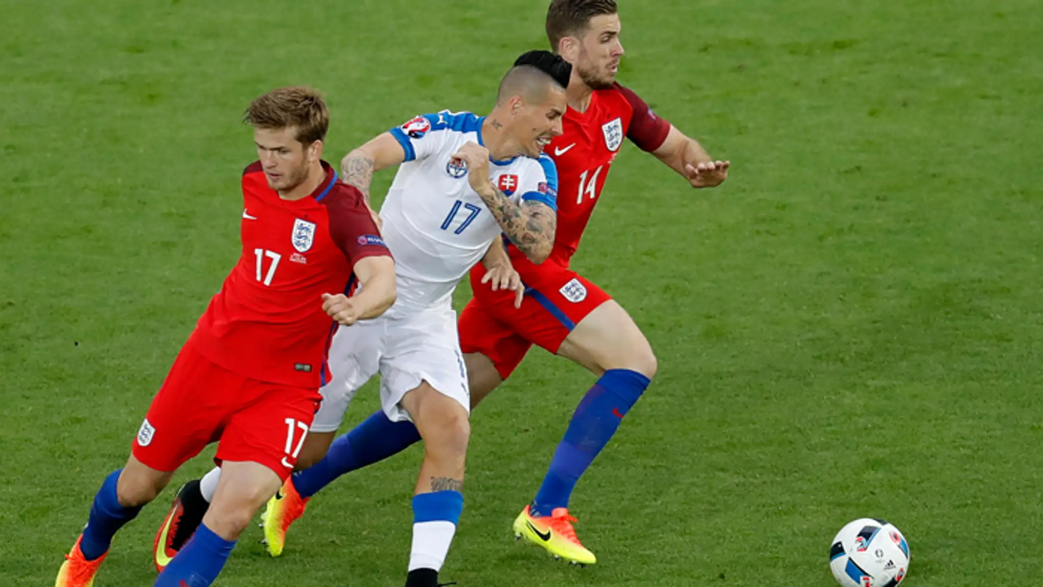 Marek Hamšík v súboji s anglickými hráčmi Ericom Dierom a Jordanom Hendersonom.