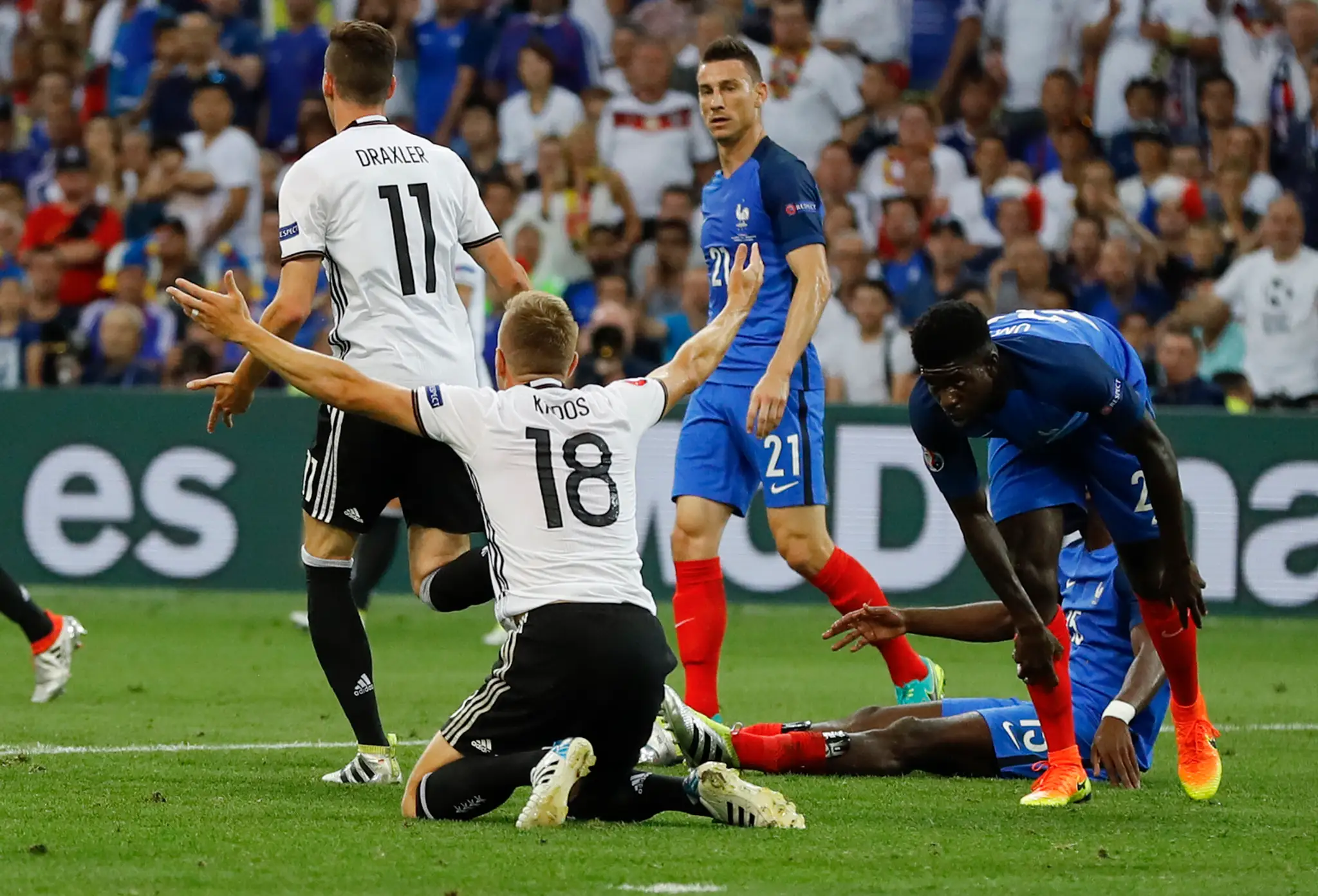 Nemec Toni Kroos (v strede) reklamuje faul u rozhodcu v zápase semifinále ME proti Francúzsku.