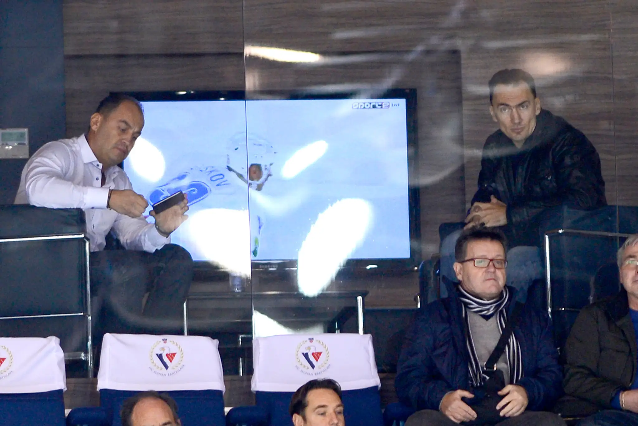 Nová posila HC Slovan Miroslav Šatan vo VIP zóne počas zápasu proti Čerepovcu