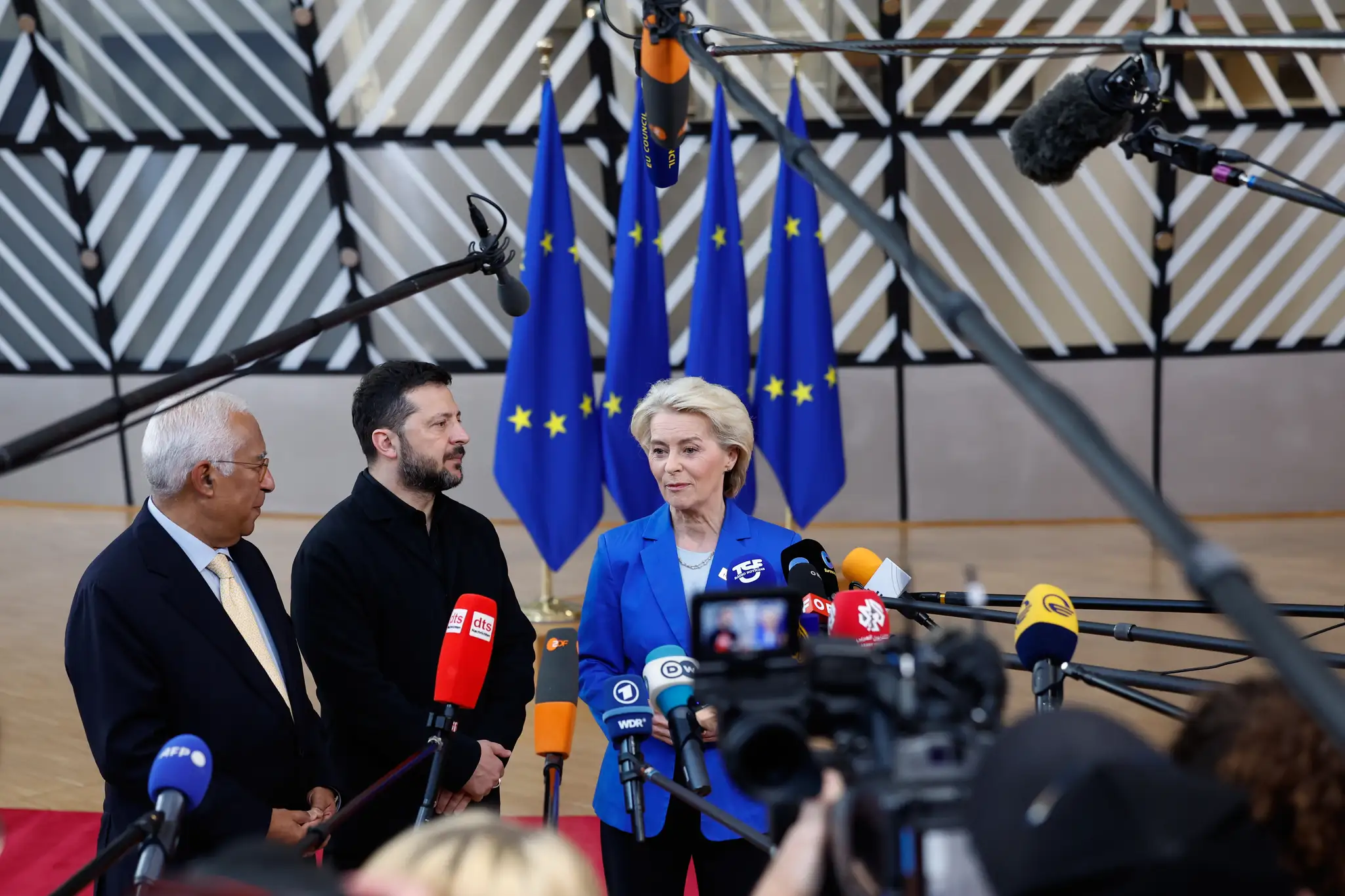 Na snímke zľava predseda Európskej rady António Costa, ukrajinský prezident Volodymyr Zelenskyj a šéfka Európskej komisie Ursula von der Leyenová. 