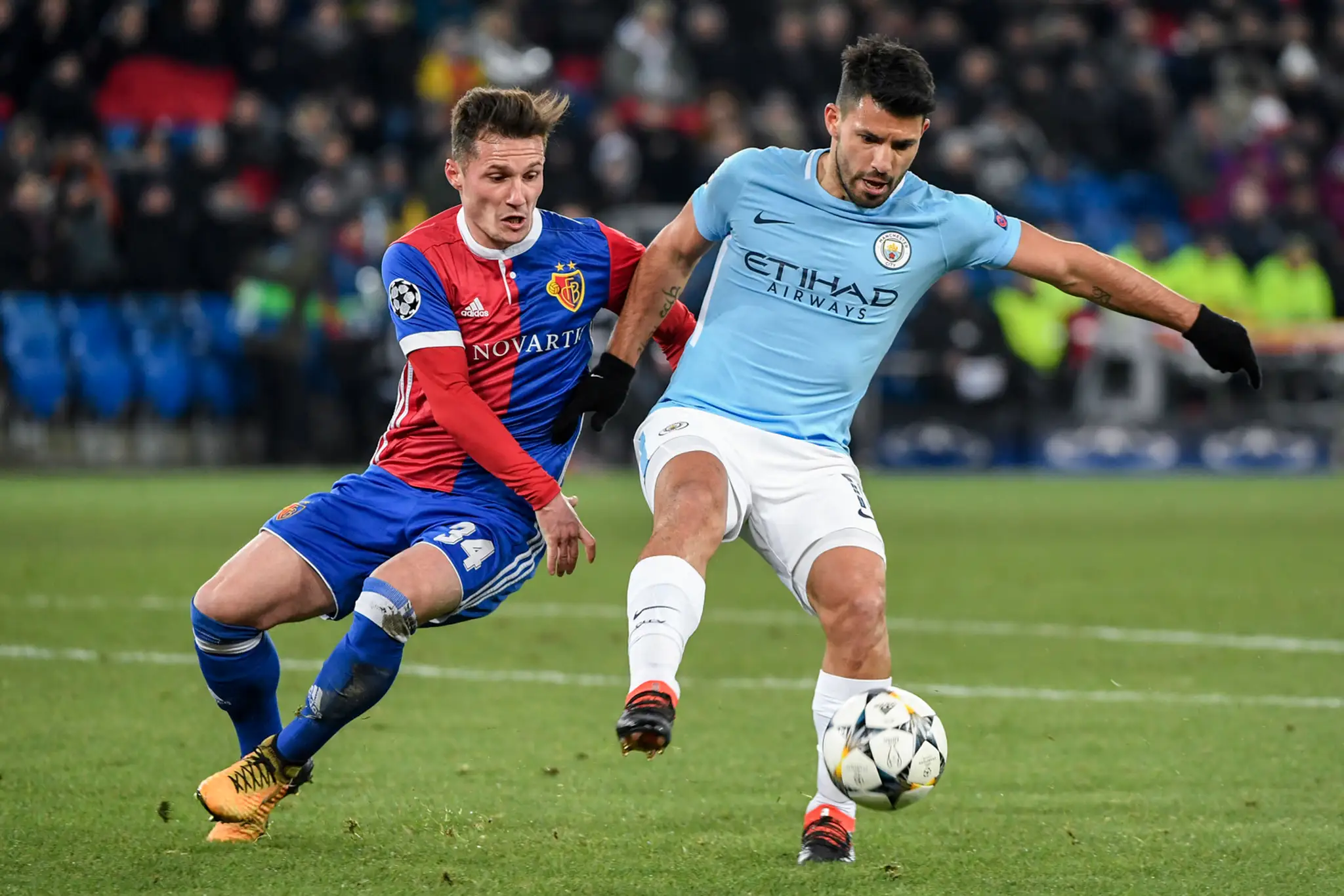 Na kolenách český gólman v bránke Bazileja Tomáš Vaclík po inkasovanom góle v prvom osemfinále LM proti ManCity.