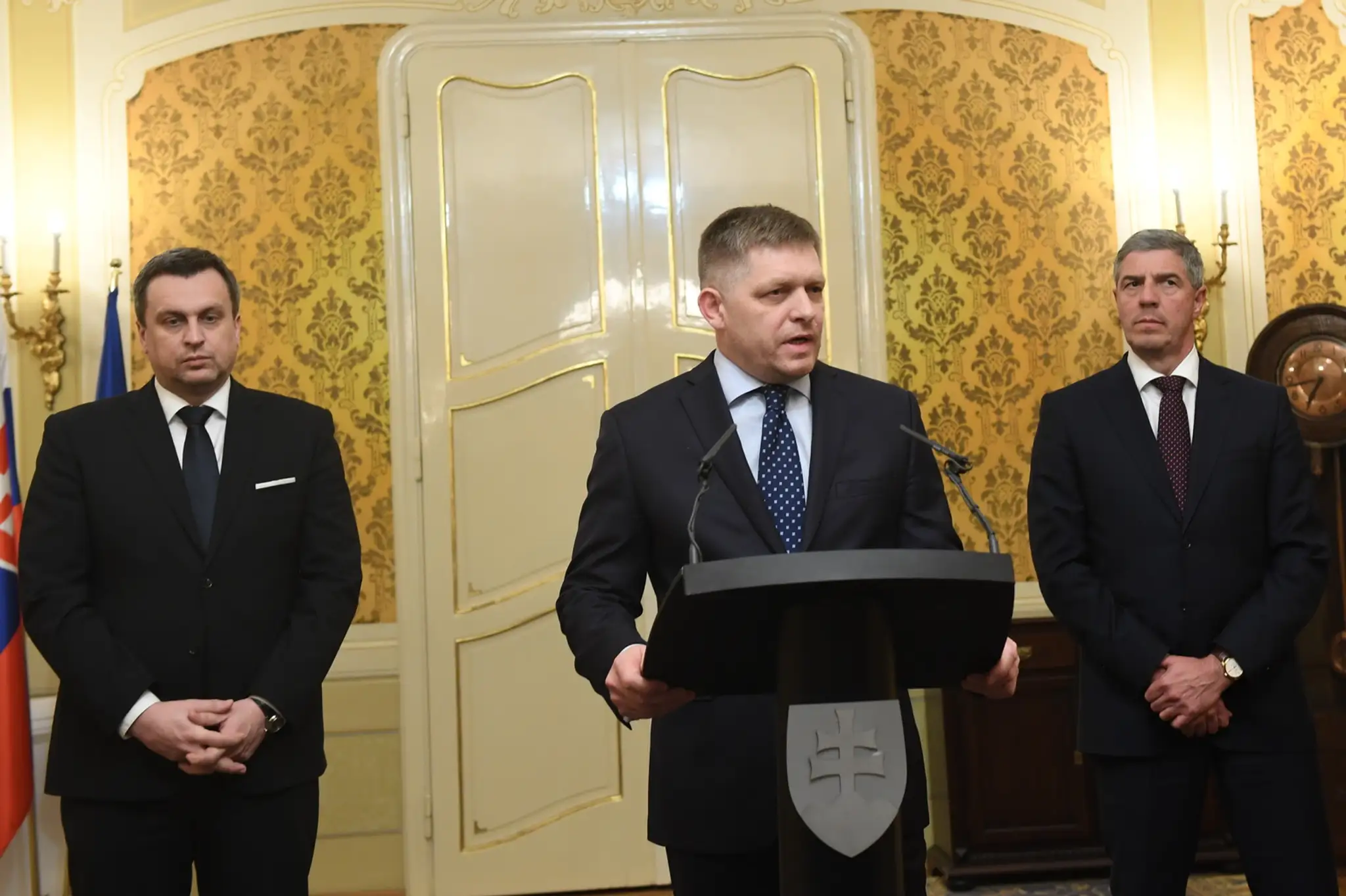 Koaliční partneri počas mimoriadneho vyhlásenia v stredu (14.3.). 