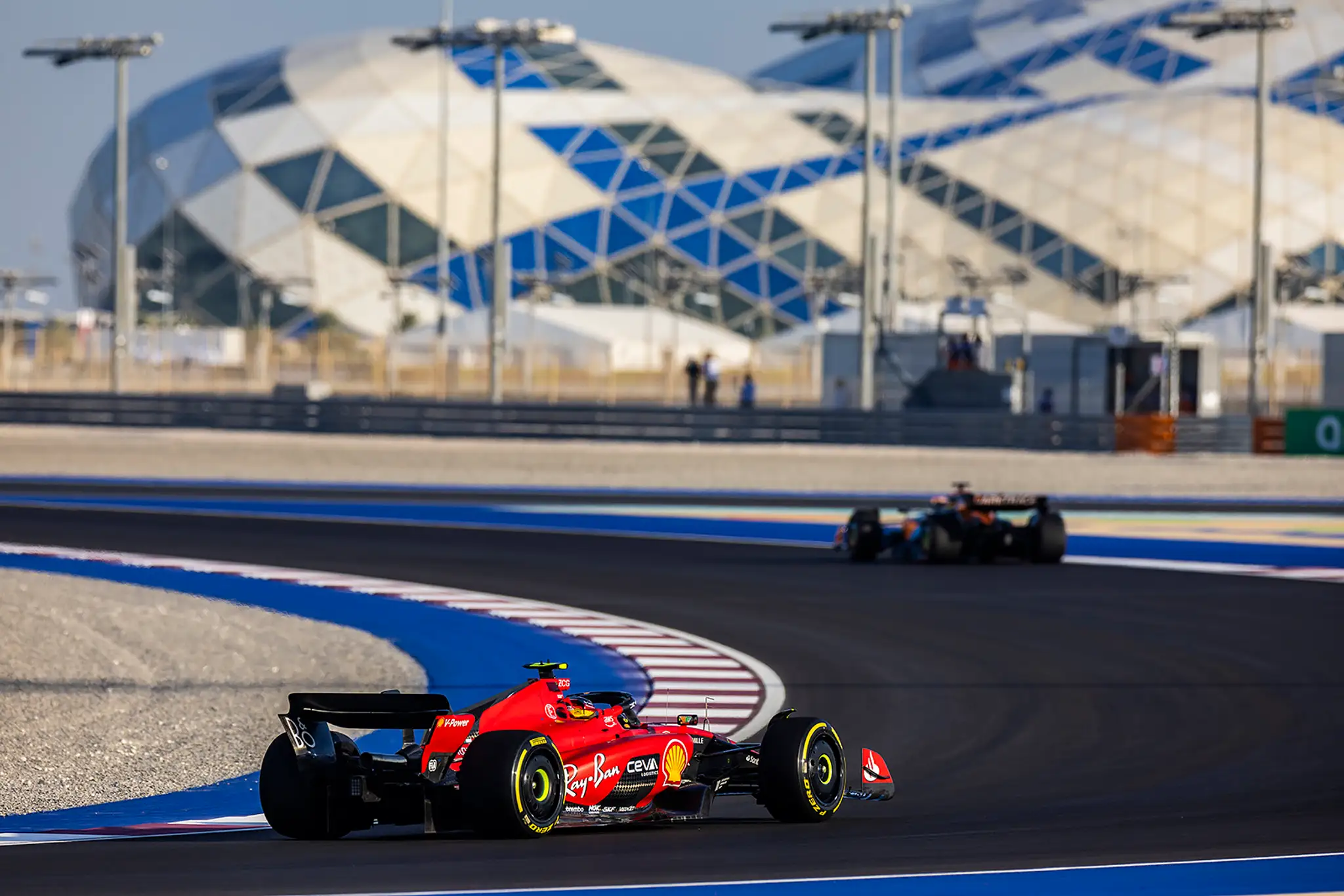 Carlos Sainz na trati v Katare.