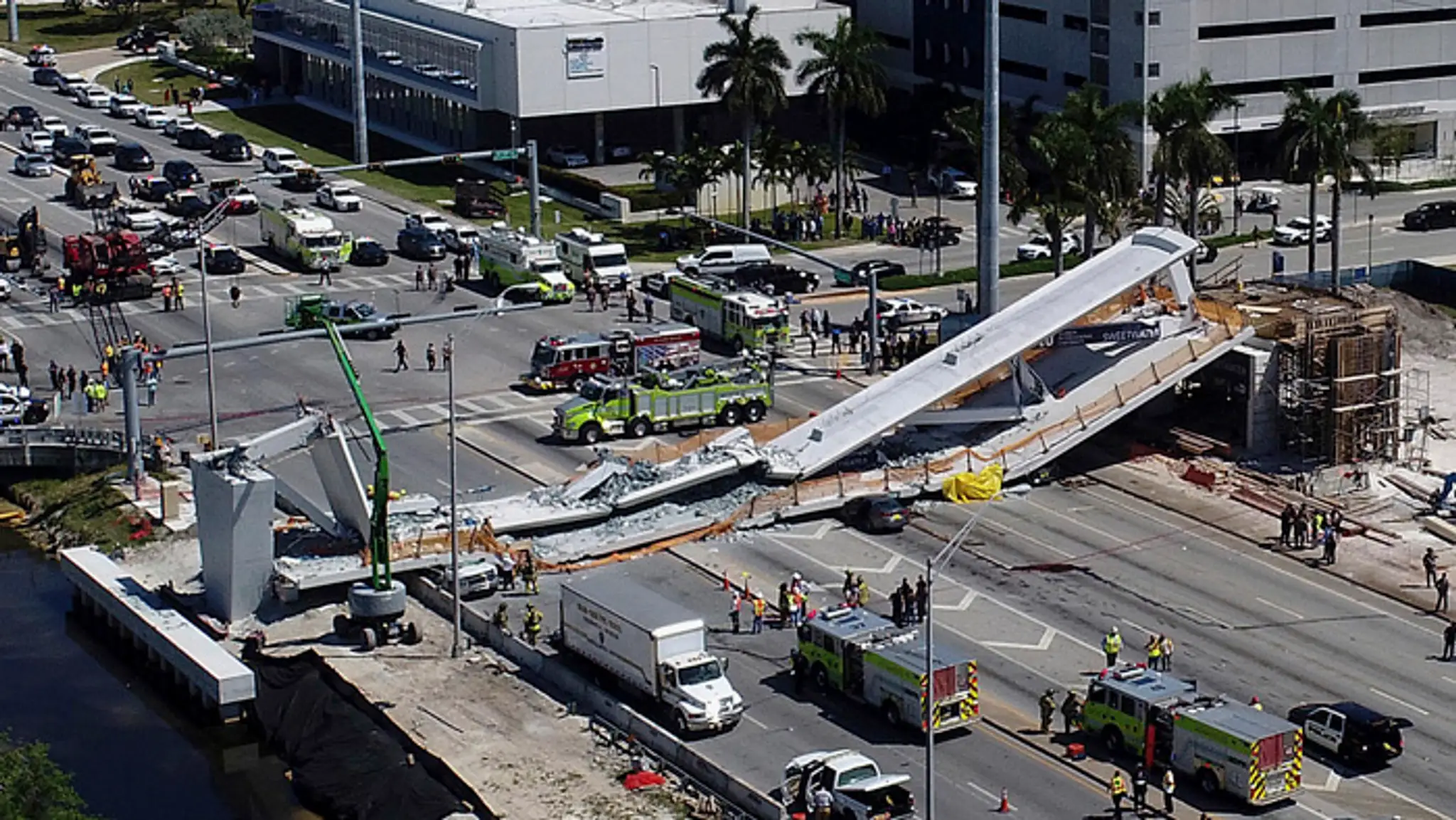 V meste Miami v americkom štáte Florida sa zrútil most pre peších.