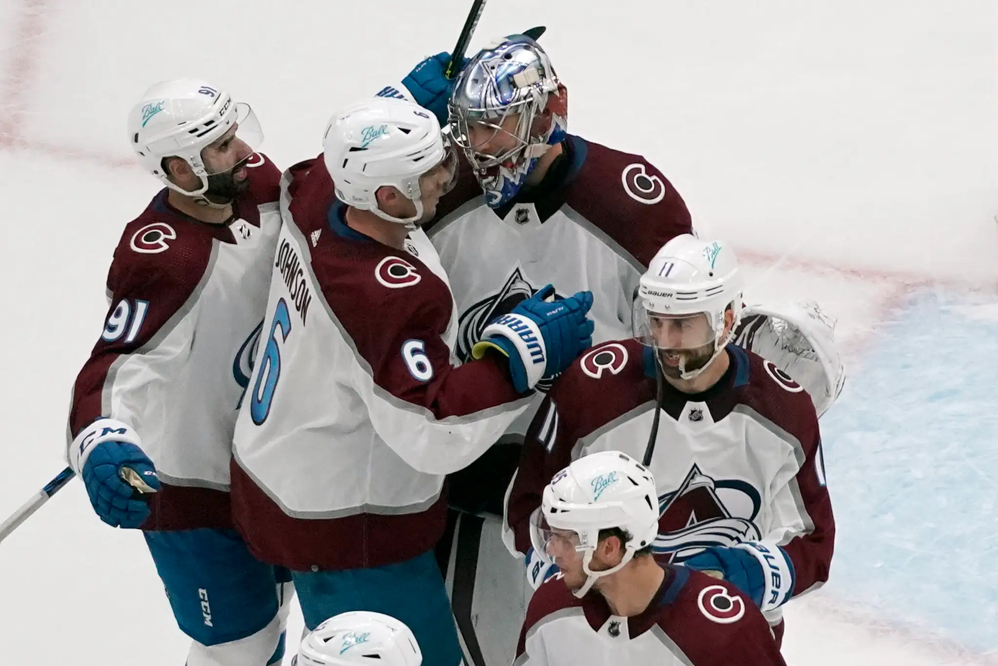 Radosť hráčov Colorado Avalanche po výhre nad St. Louis Blues.