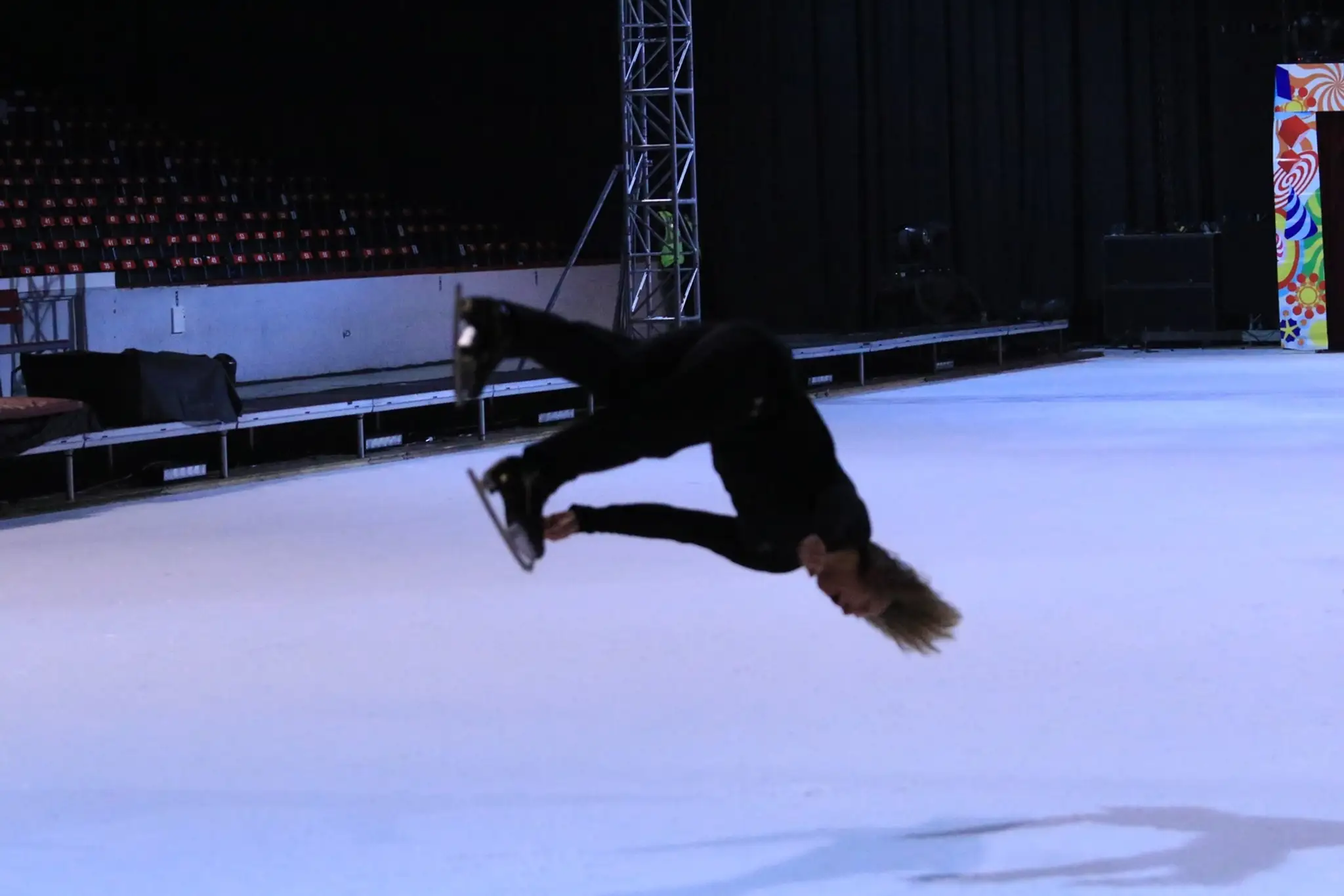 Jozef Sabovčík skáče salto.