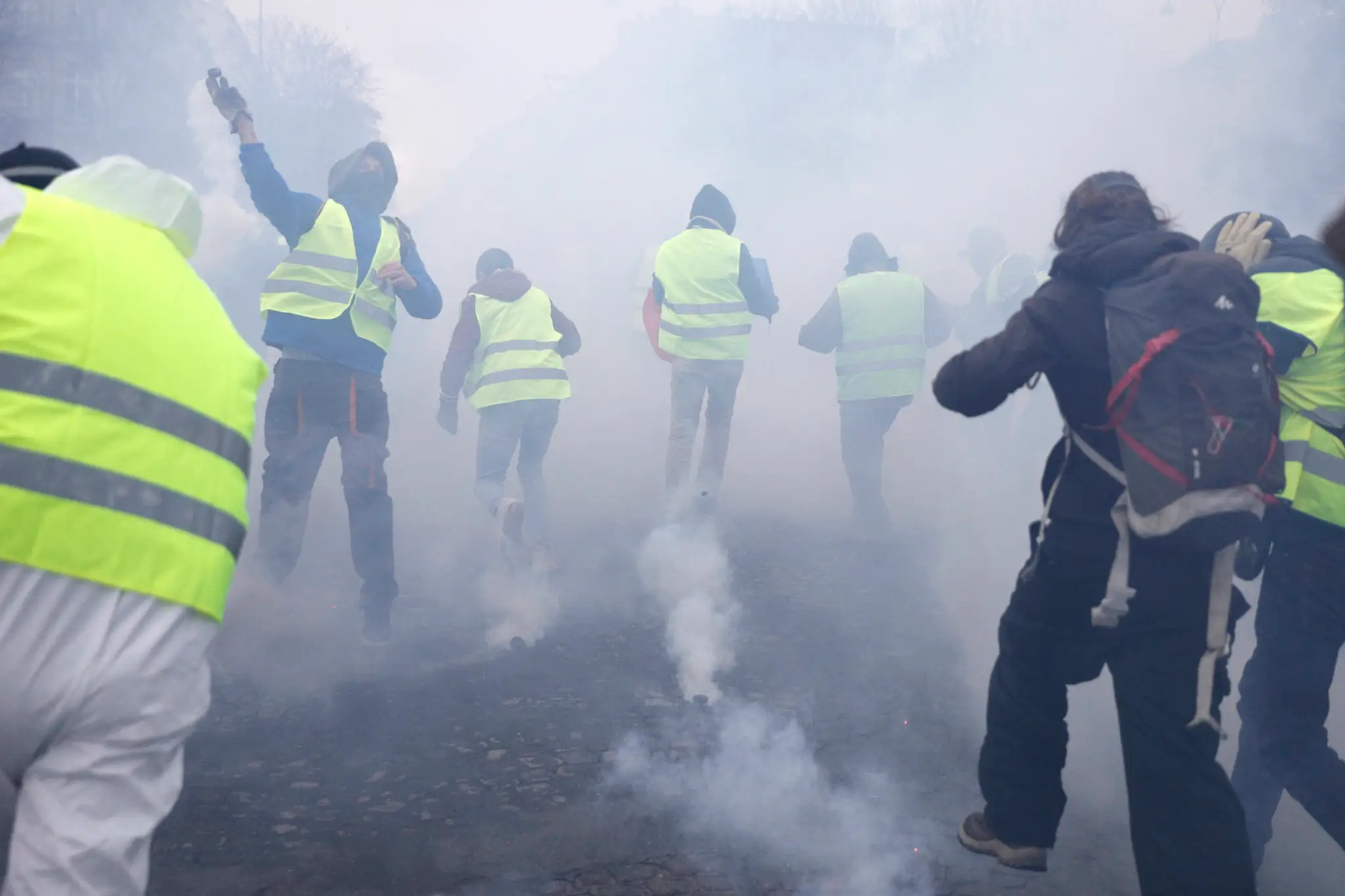 Polícia používa slzotvorný plyn na demonštrantov v žltých vestách  na parížskom bulvári Champs-Elyssés.