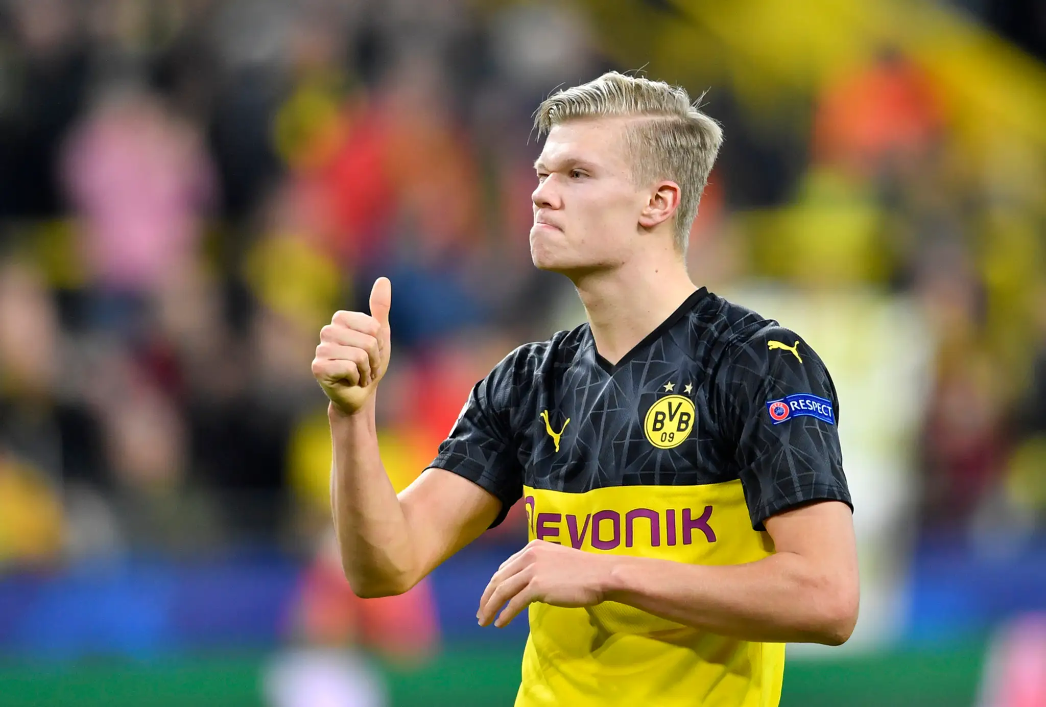 Zľava Erling Haaland a Dan-Axel Zagadou z Borussie Dortmund oslavujú gól v prvom osemfinále LM proti PSG.