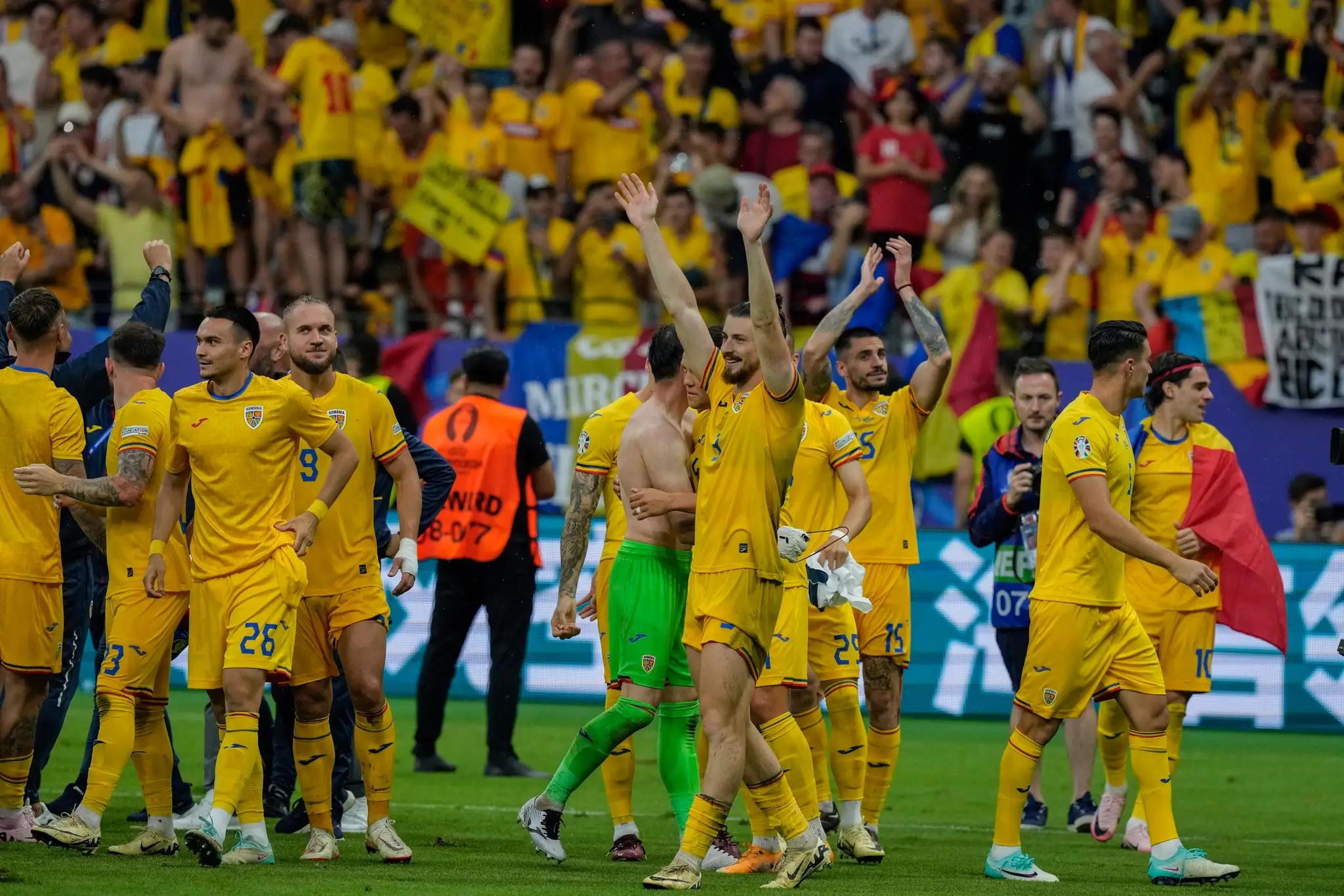 Rumunskí hráči oslavujú postup do osemfinále ME 2024.
