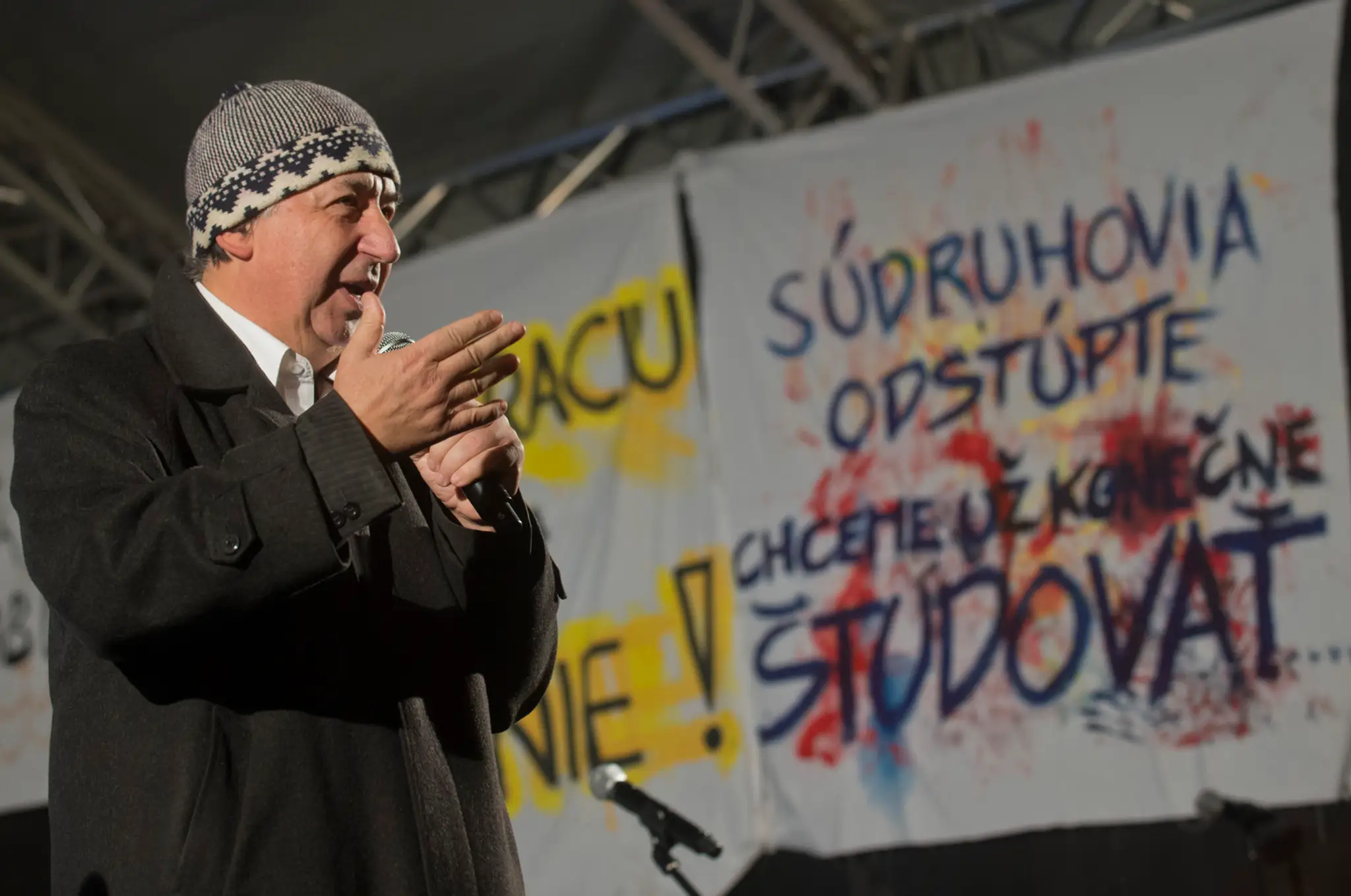 Ján Budaj s typickou "budajkou" na koncerte k Novembru 89 na Hviezdoslavovom námestí v Bratislave 17. novembra