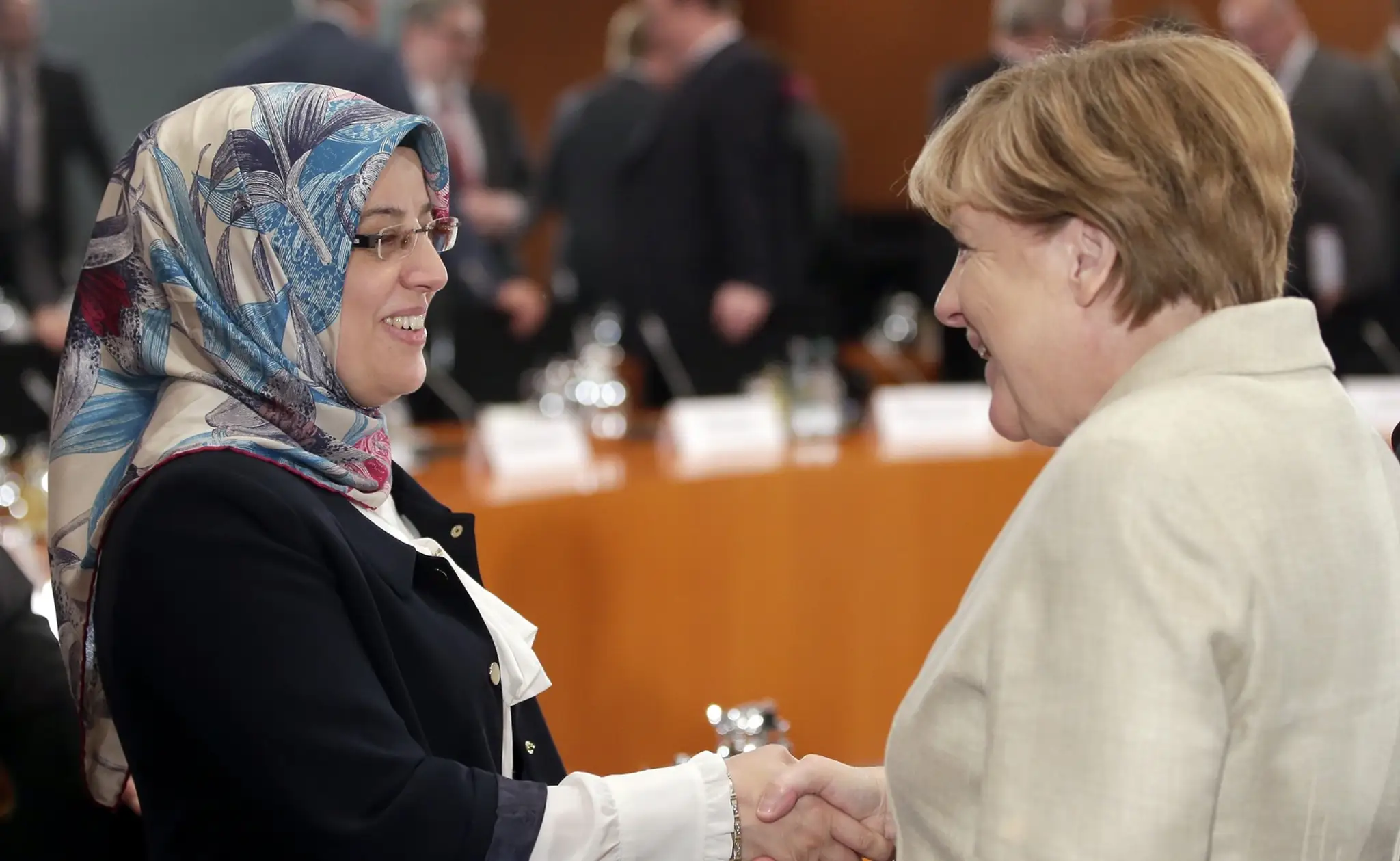 Angela Merkelová (vpravo) víta hovorkyňu Moslimskej koordinačnej rady Nurhan Soykanovú