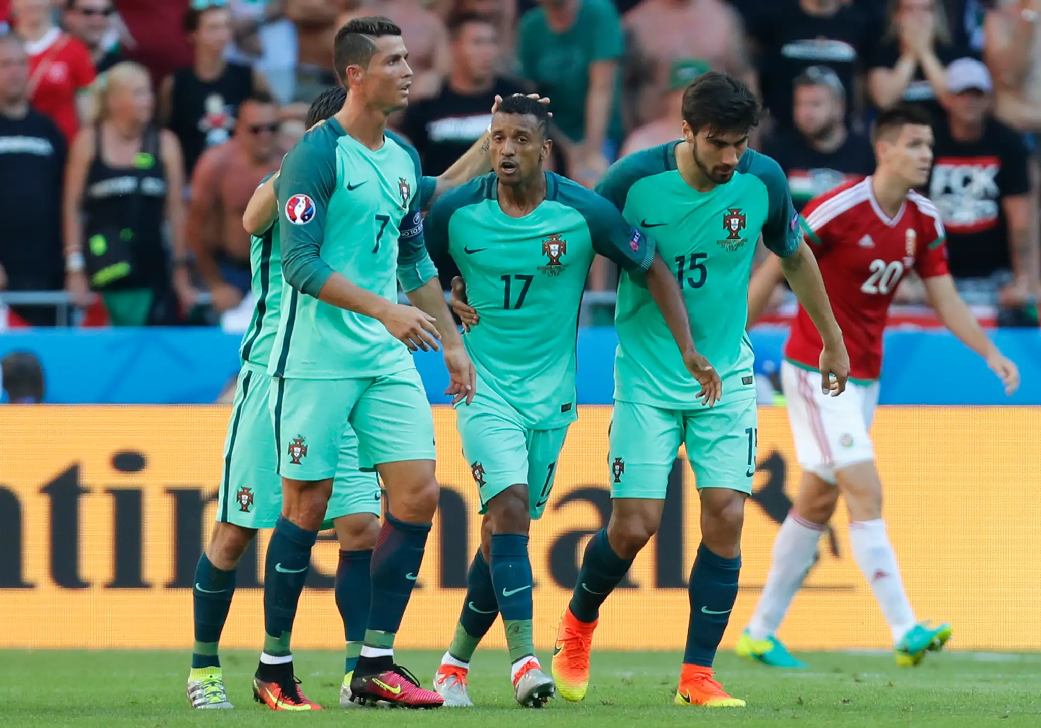 Na snímke uprostred portugalský hráč Nani oslavuje vyrovnávajúci gól na 1:1 v dueli s Maďarskom na ME.