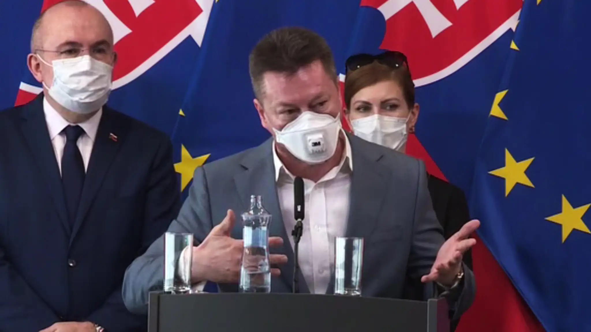 Brífing o rúškach.