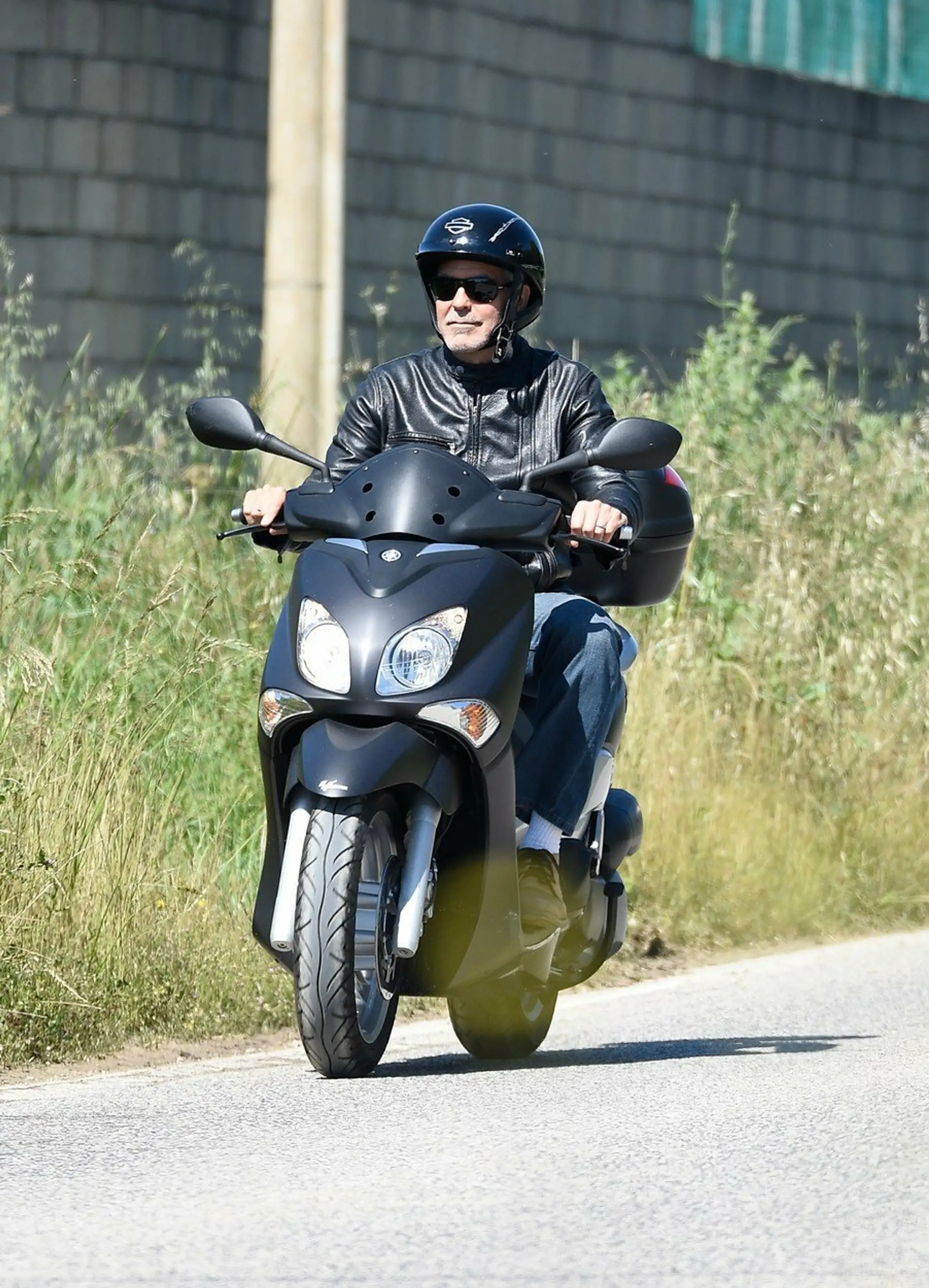 George Clooney brázdil Sardíniu na skútri
