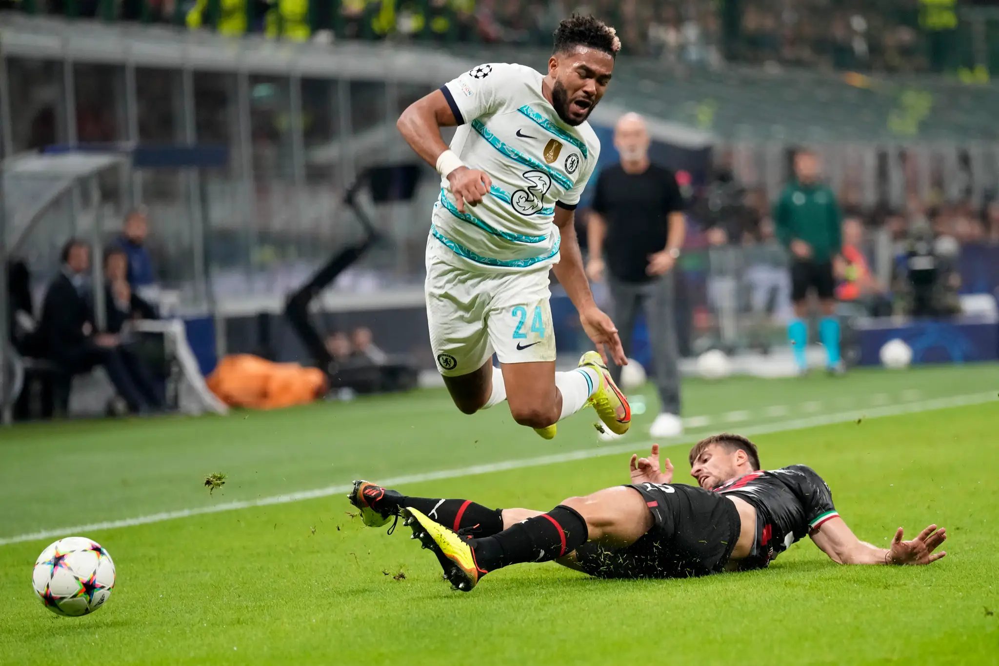 Reece James faulovaný Matteom Gabbiom počas zápasu v Miláne