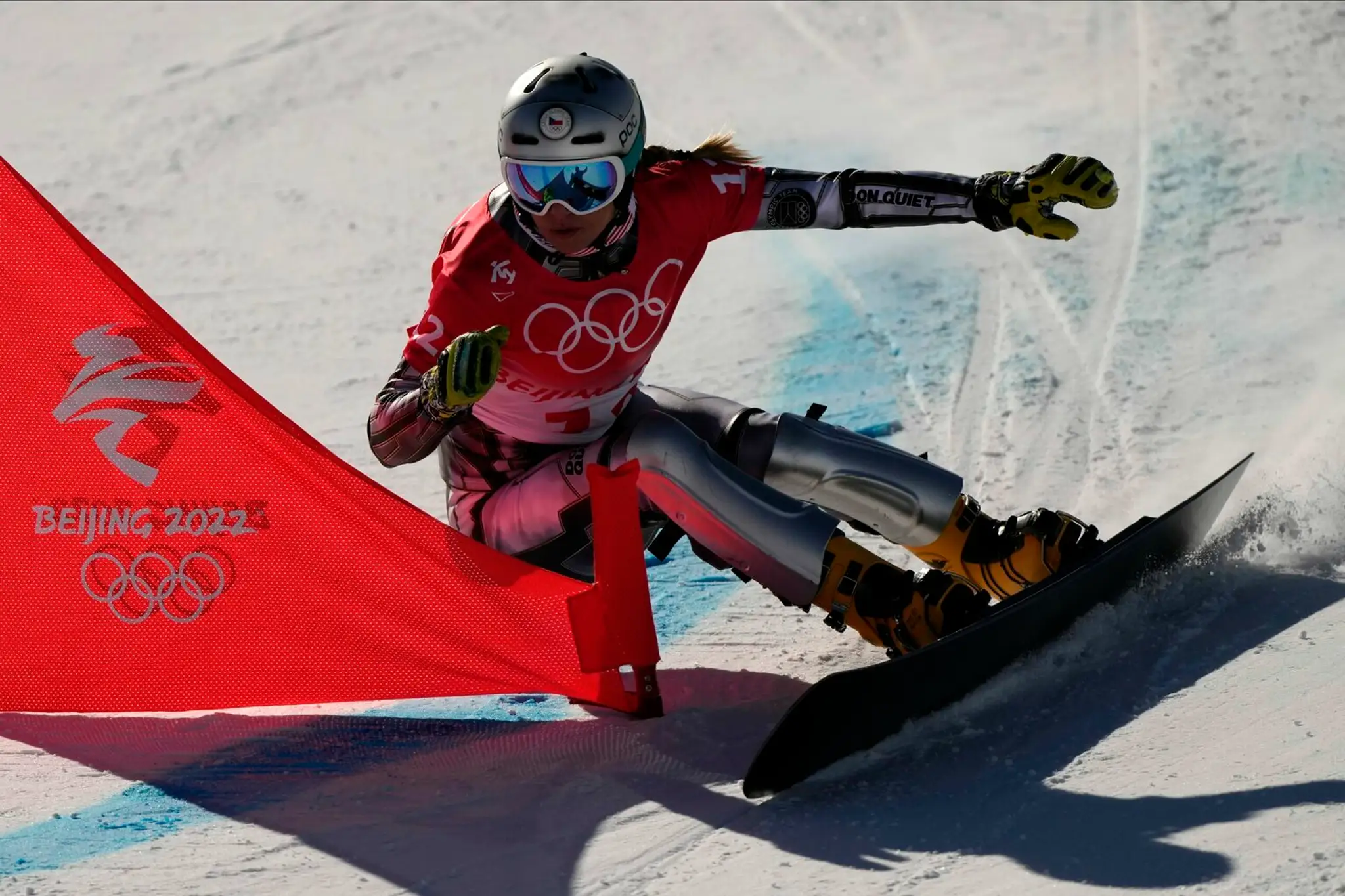 Česká snoubordistka Ester Ledecká počas paralelného obrovského slalomu.
