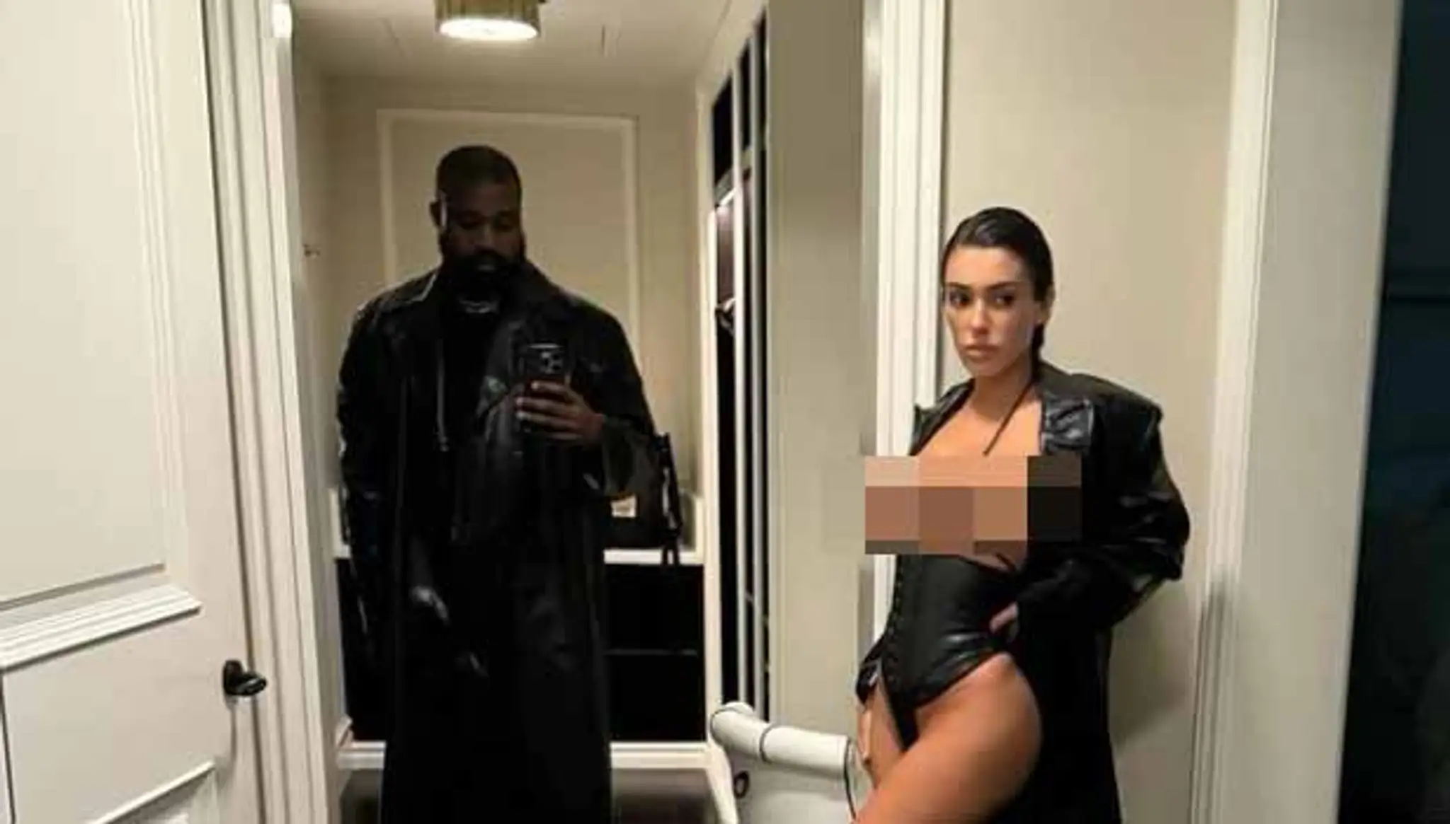 Kanye West zverejnil pikantné fotky manželky
