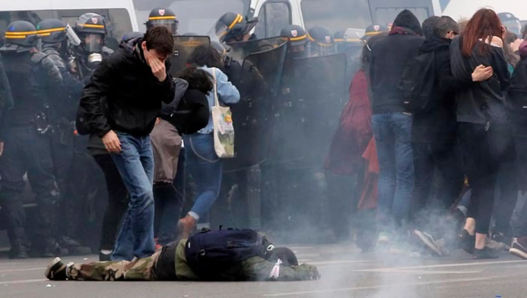 Výtržnosti vo štvrtok večer v Paríži opäť sprevádzali akciu protestného hnutia Noc na nohách.