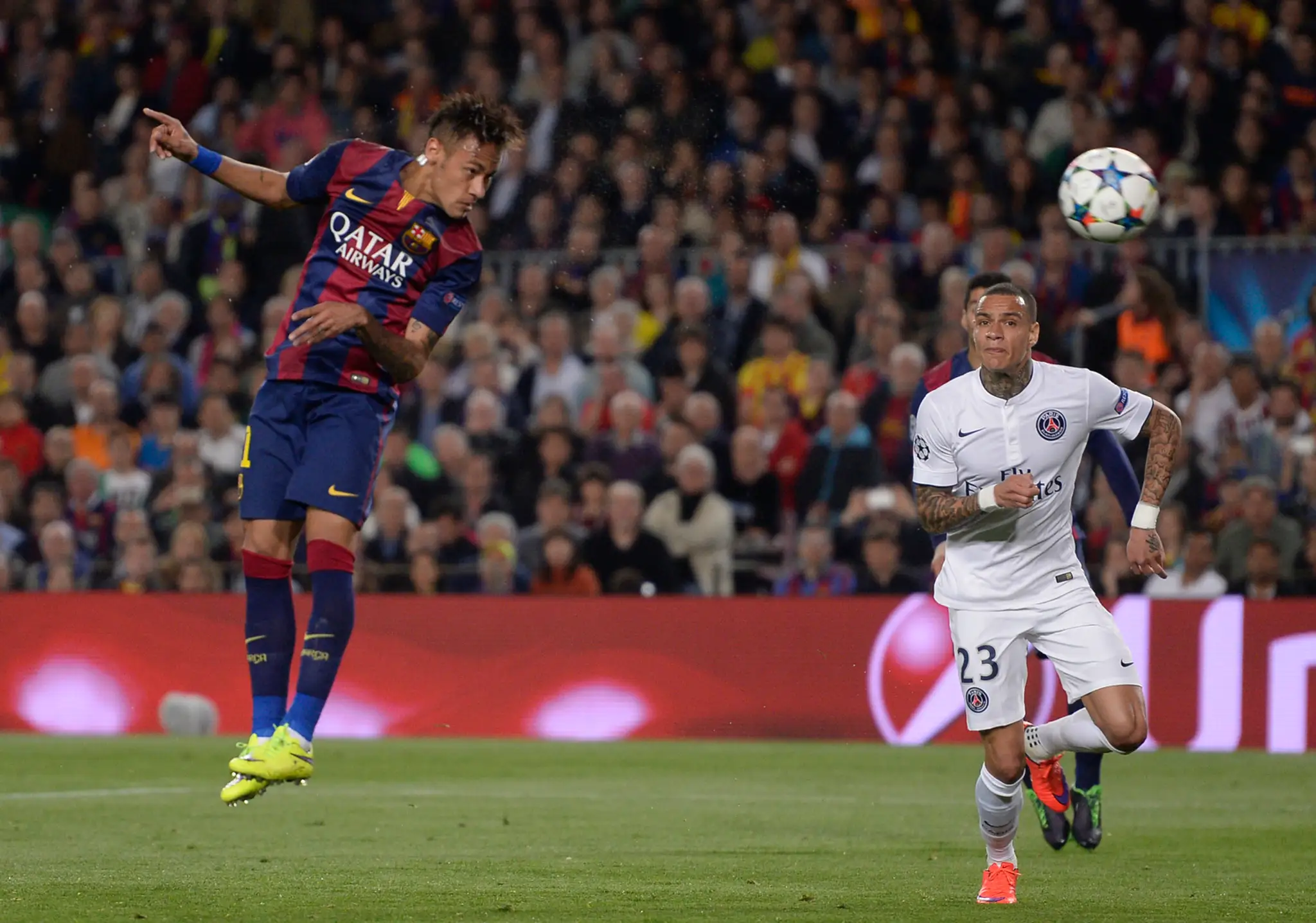 Hráč FC Barcelony Neymar (vľavo) dáva gól na 2:0.