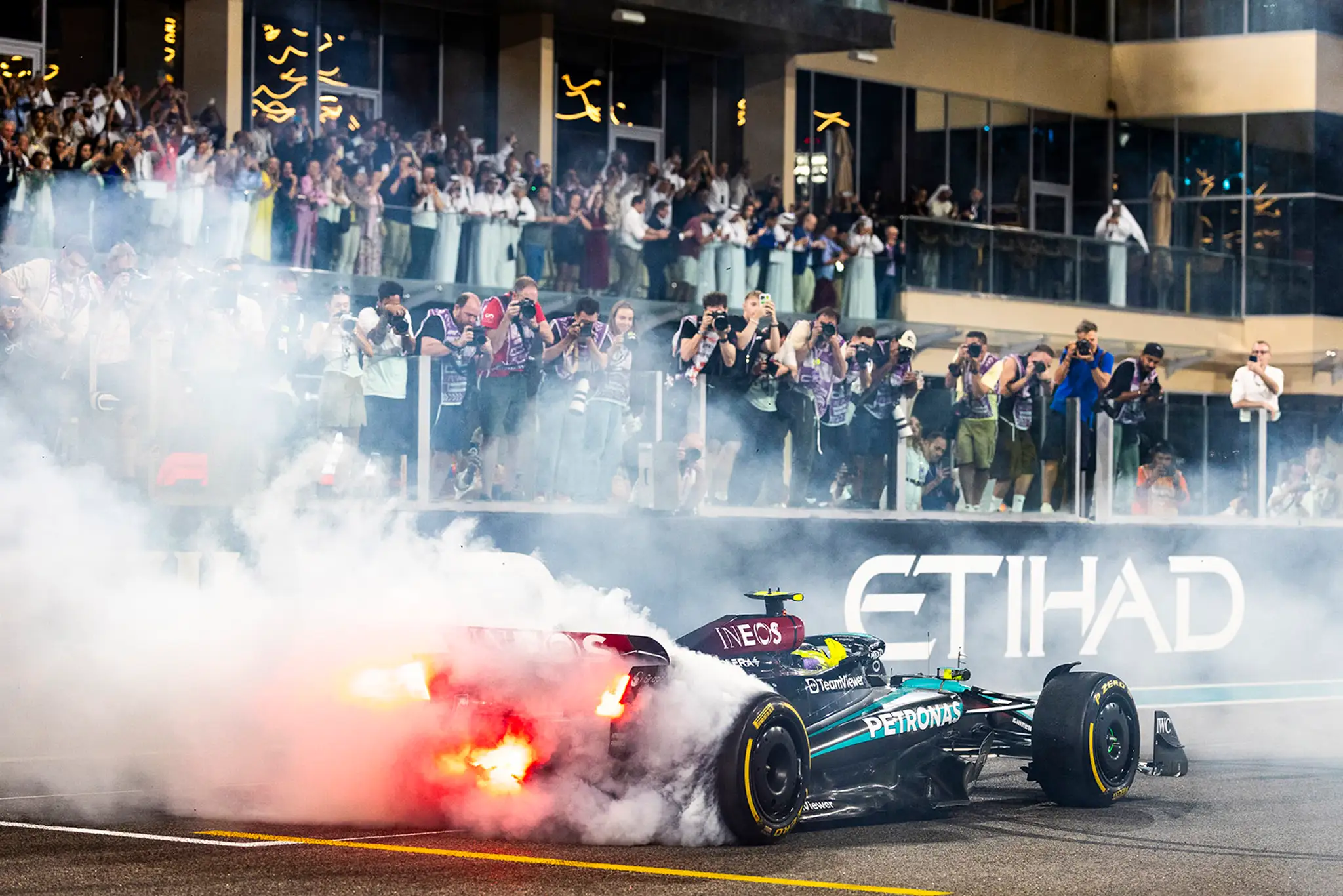 Lewis Hamilton (Mercedes) a jeho záverečné "donuty" v kokpite Mercedesu na poslednej VC Abu Zabí 2024.